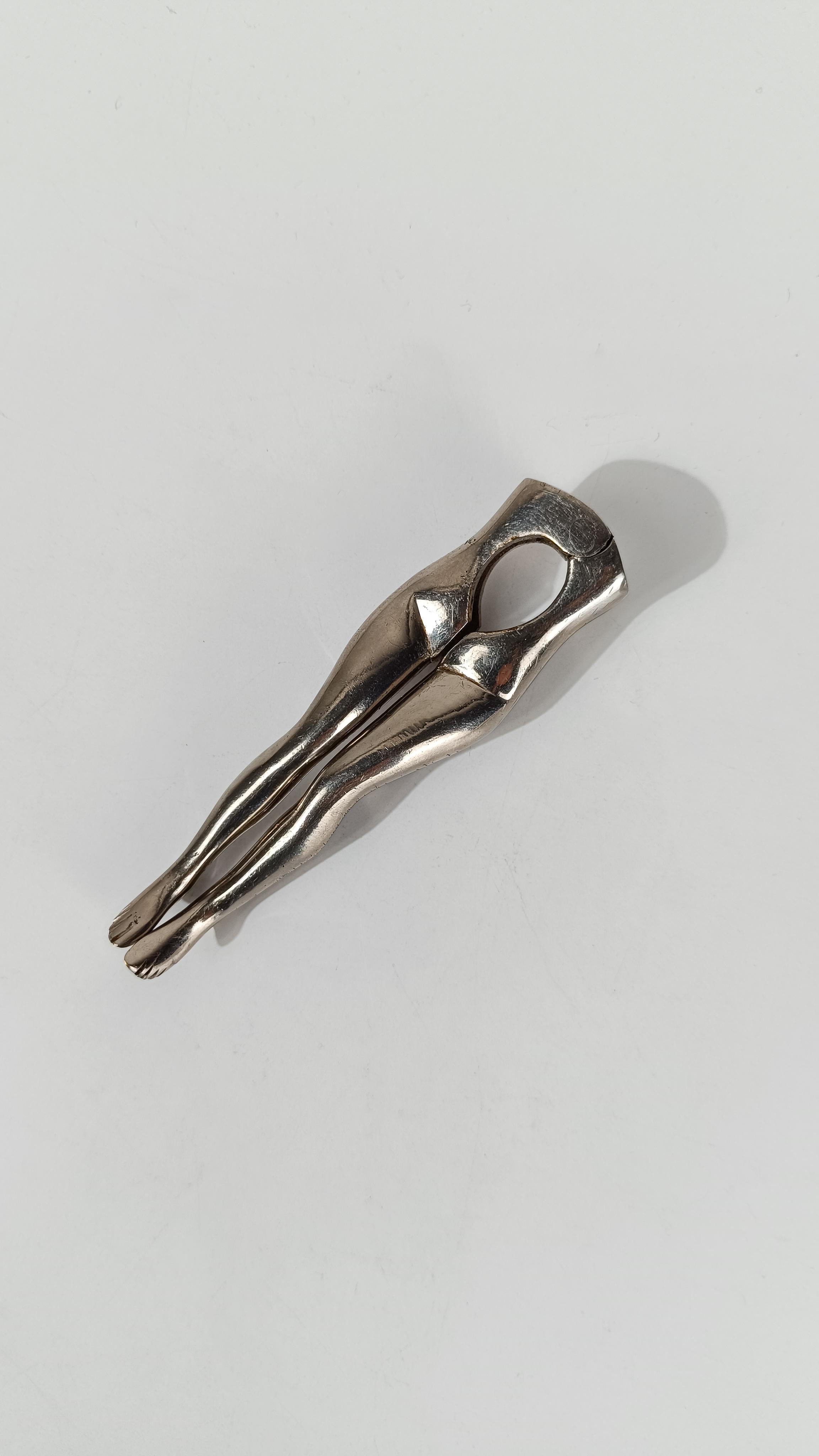 Moderner Nussknacker aus verchromtem Metall in Form von Frauenbeinen, 70er Jahre (Italienisch) im Angebot