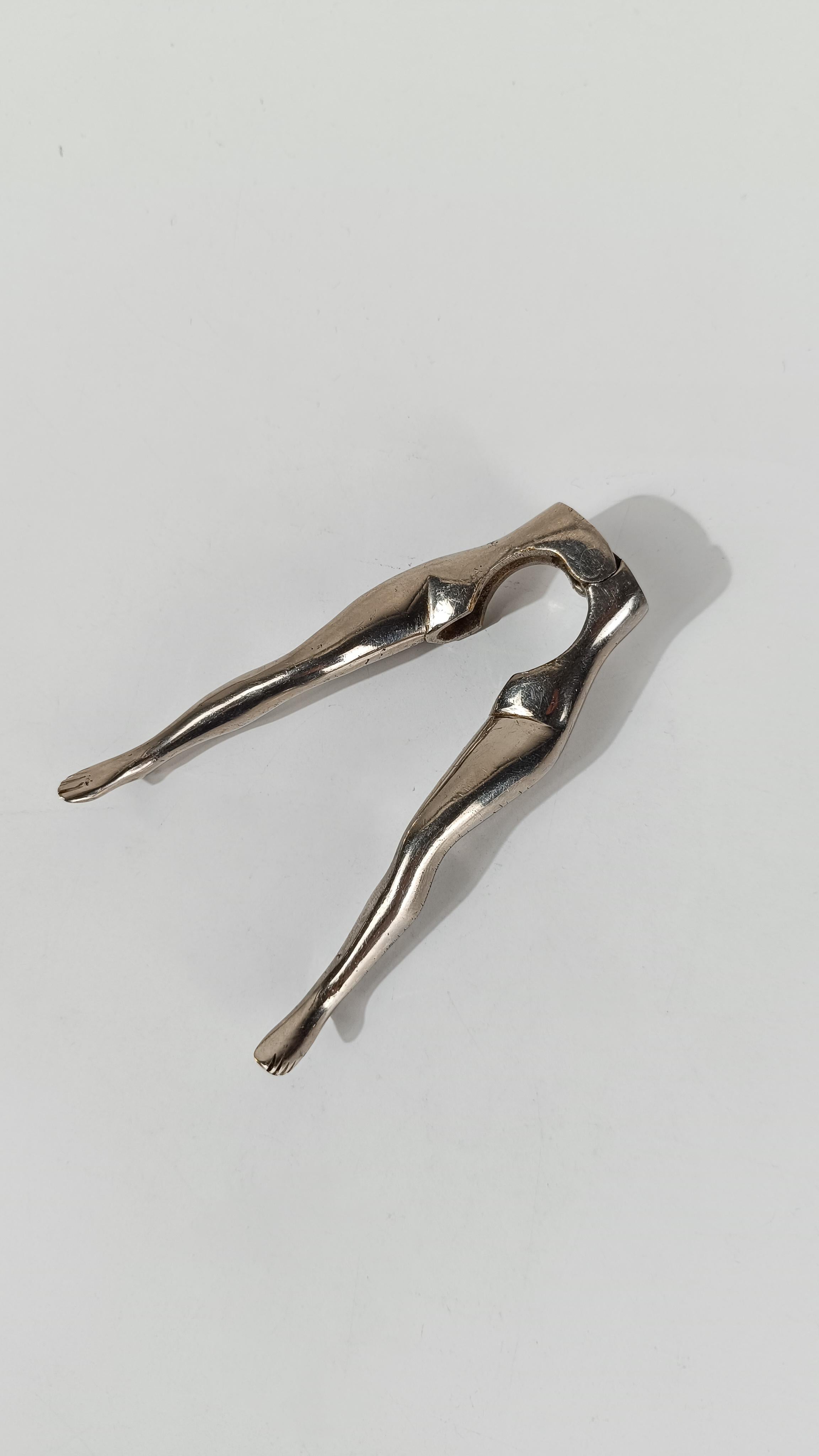 Moderner Nussknacker aus verchromtem Metall in Form von Frauenbeinen, 70er Jahre im Zustand „Gut“ im Angebot in Roma, IT