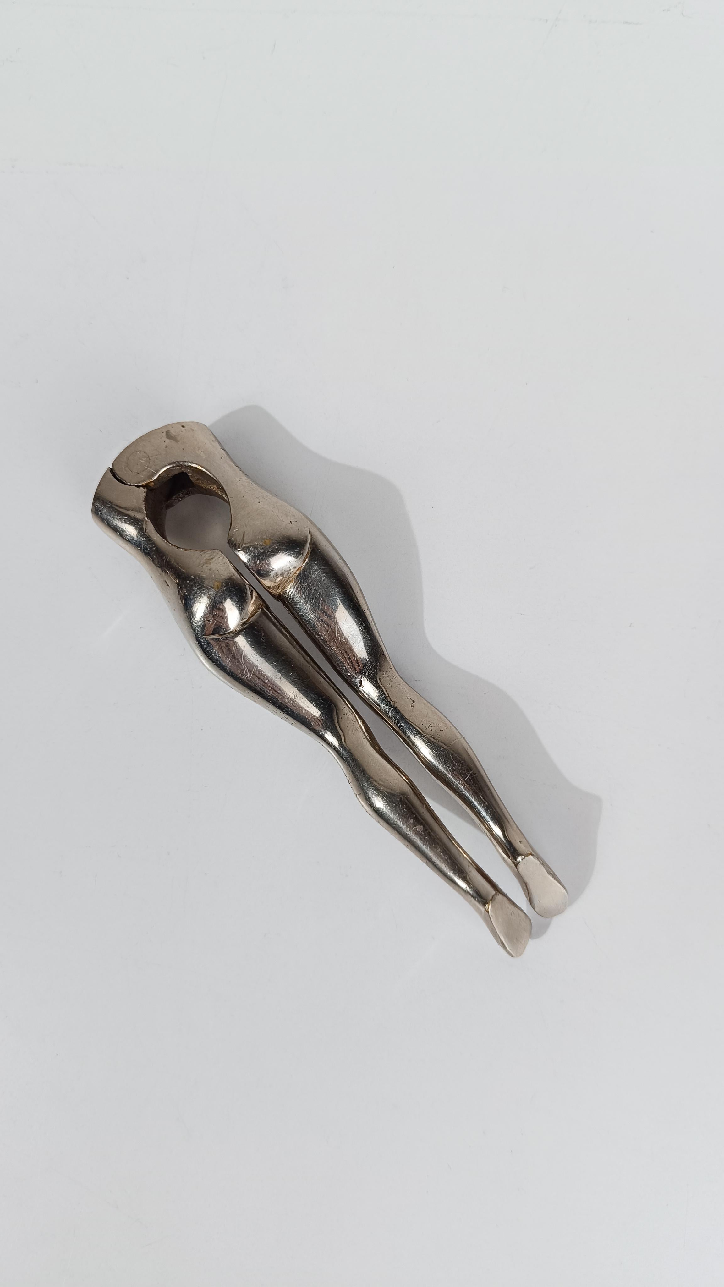 Moderner Nussknacker aus verchromtem Metall in Form von Frauenbeinen, 70er Jahre im Angebot 1