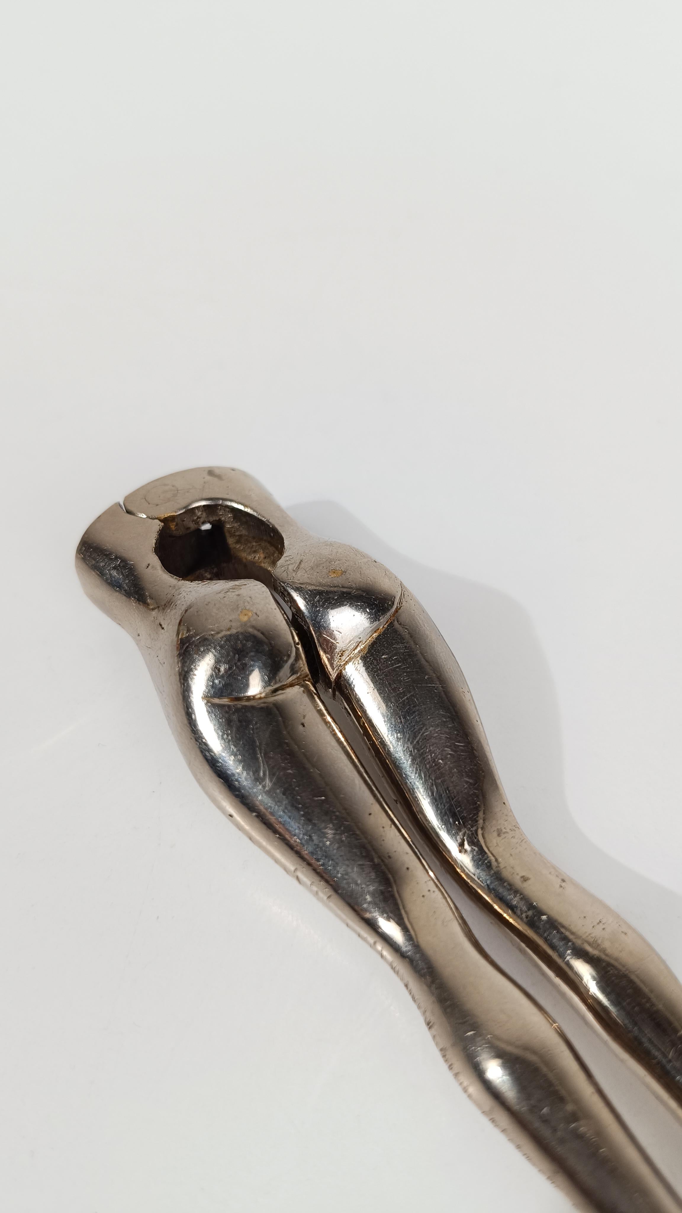 Moderner Nussknacker aus verchromtem Metall in Form von Frauenbeinen, 70er Jahre im Angebot 2