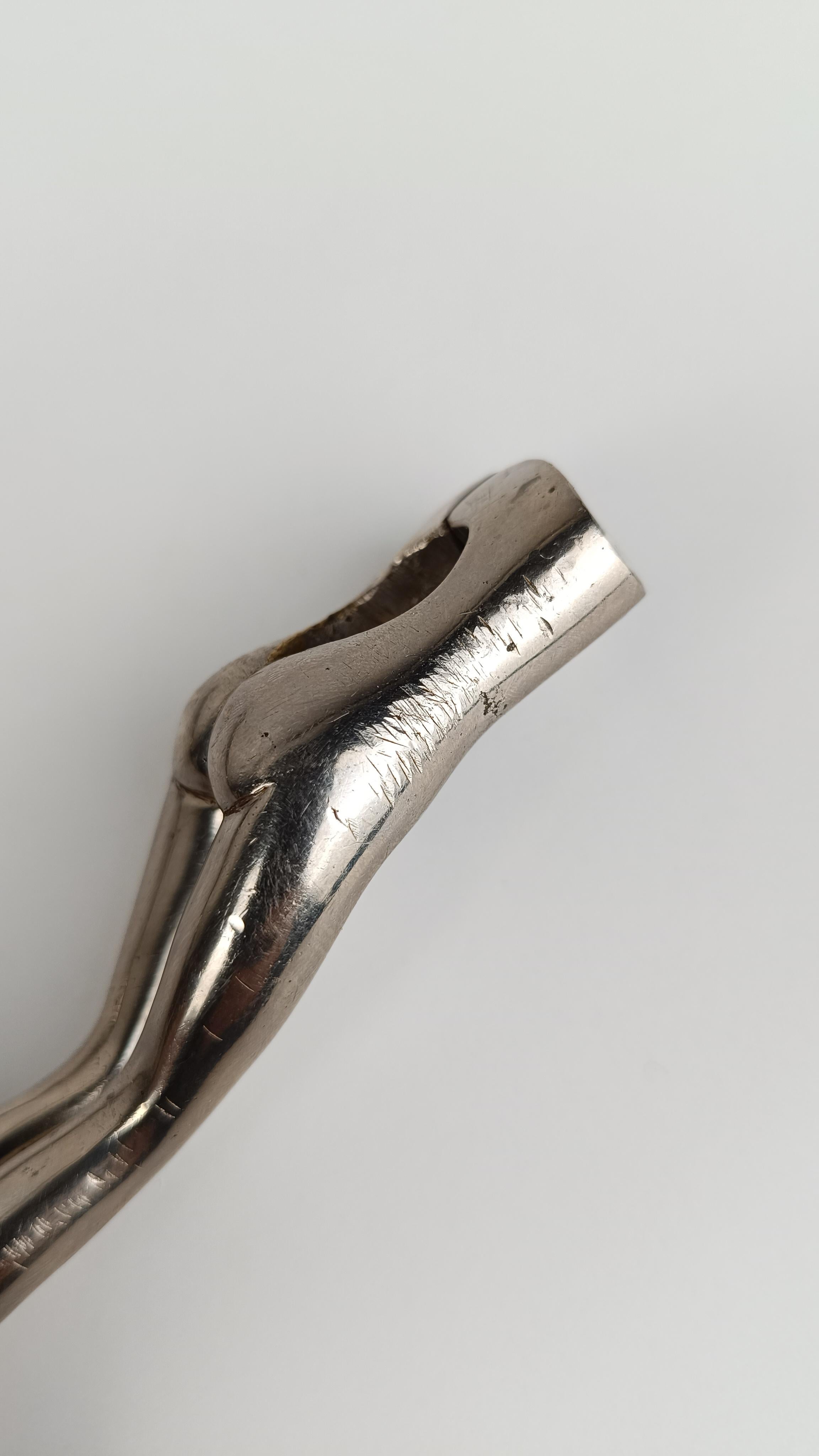 Moderner Nussknacker aus verchromtem Metall in Form von Frauenbeinen, 70er Jahre im Angebot 3