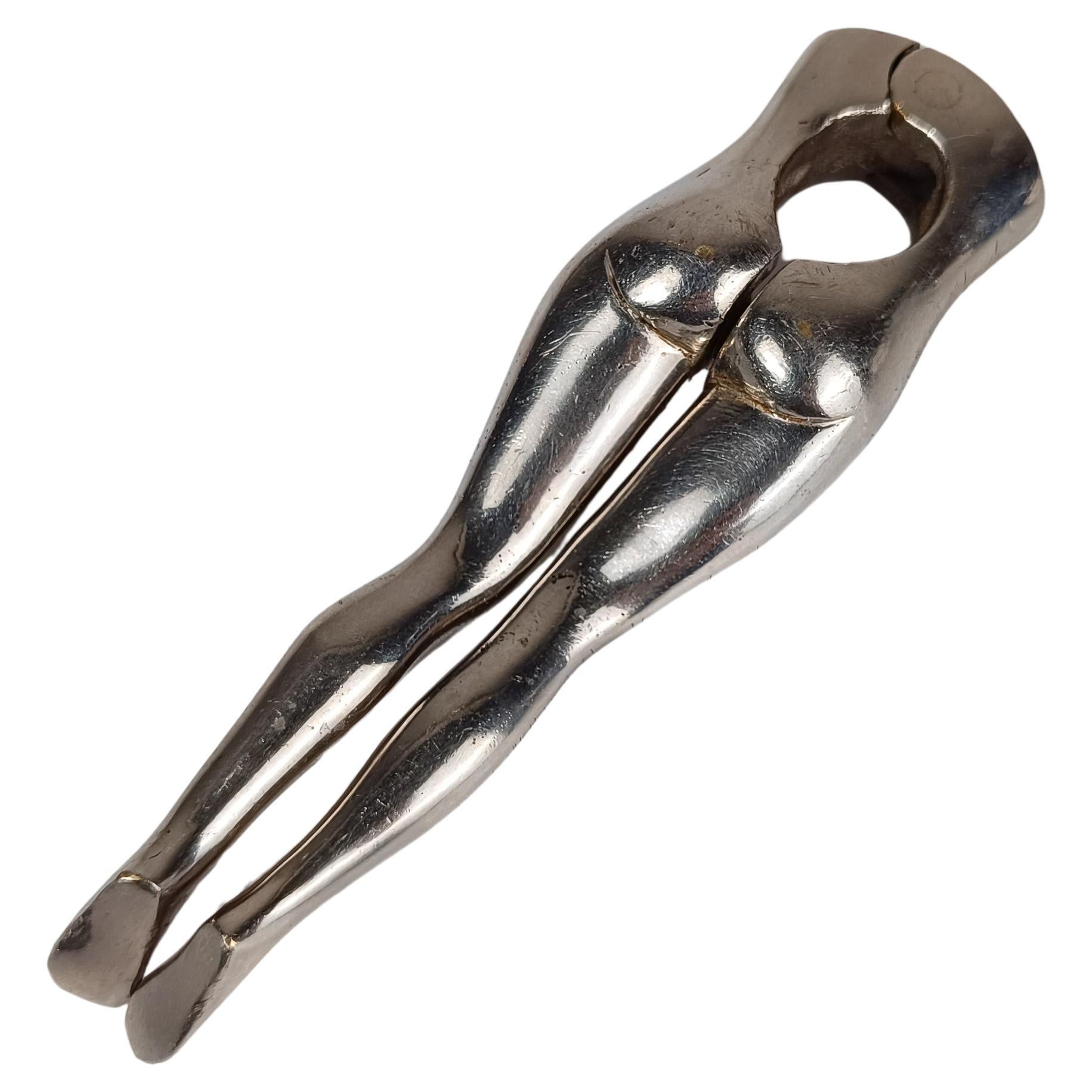 Moderner Nussknacker aus verchromtem Metall in Form von Frauenbeinen, 70er Jahre im Angebot