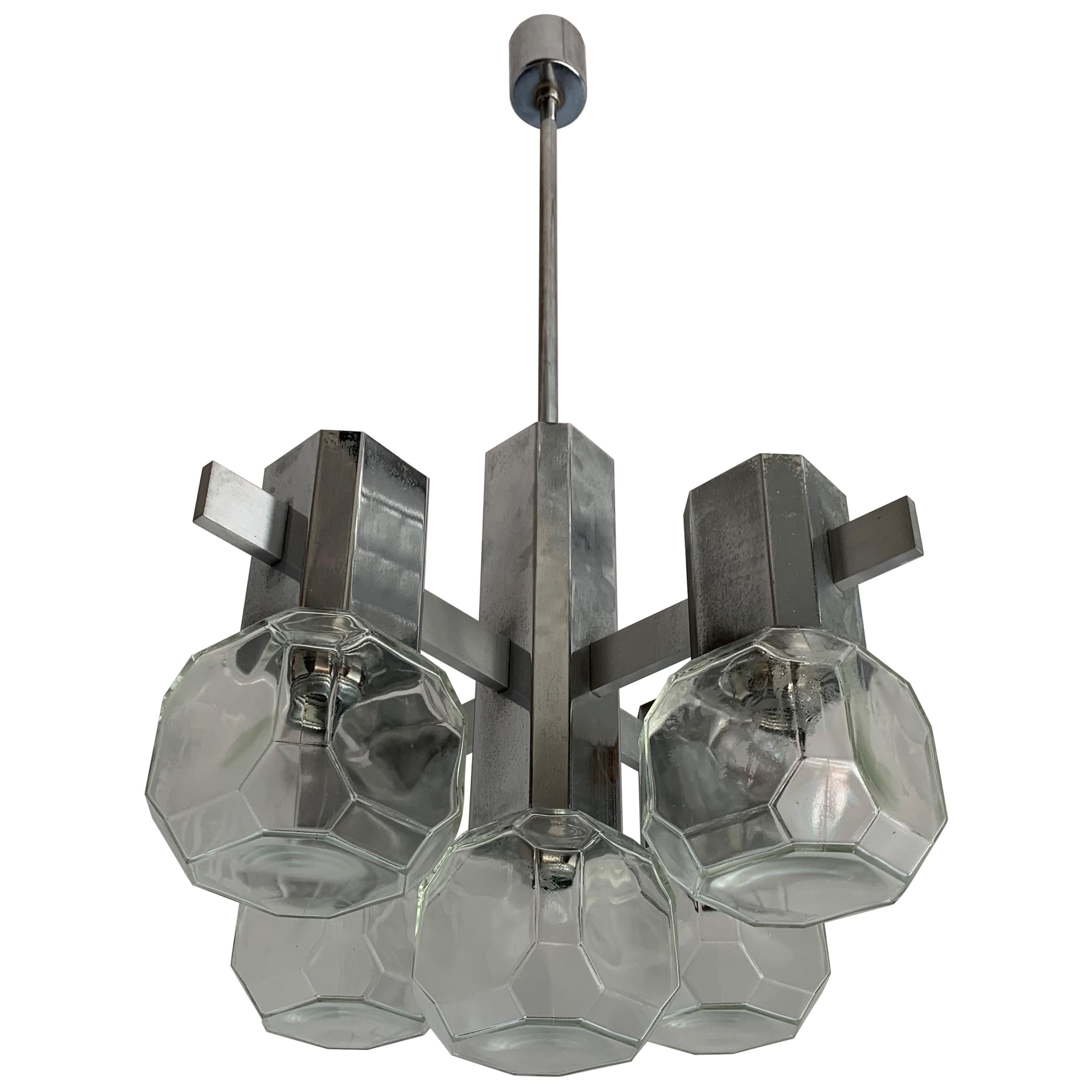 Lampe à suspension moderne du milieu du siècle dernier en métal chromé avec abat-jours en verre au design cubique