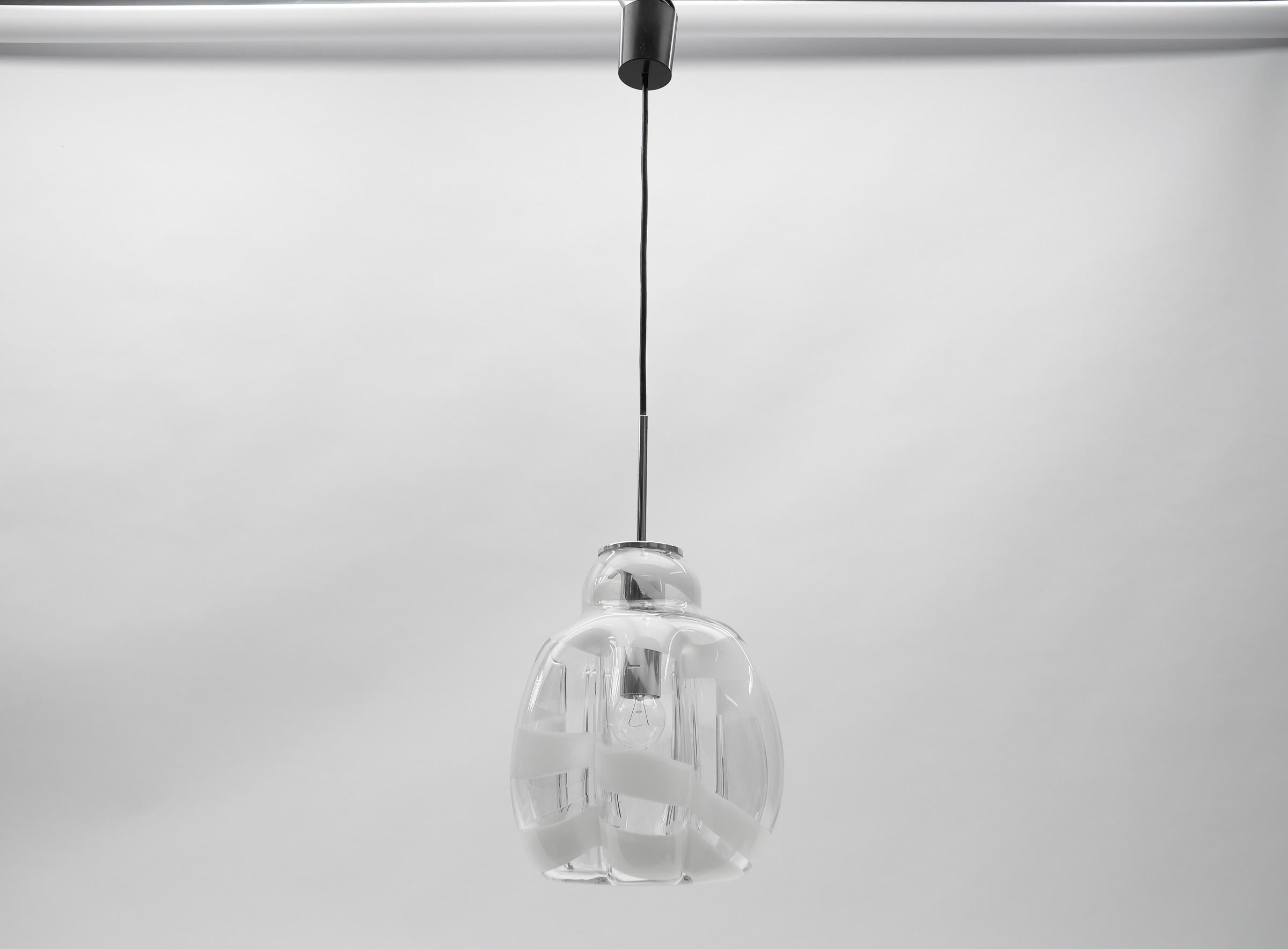 Mid Century Modern Chrom & Murano Glas Pendelleuchte von Doria, 1960er Jahre Deutschland

Eine E27-Fassung. Funktioniert mit 220V und 110V.

Unsere Lampen werden geprüft, gereinigt und sind für den Einsatz in den USA geeignet.