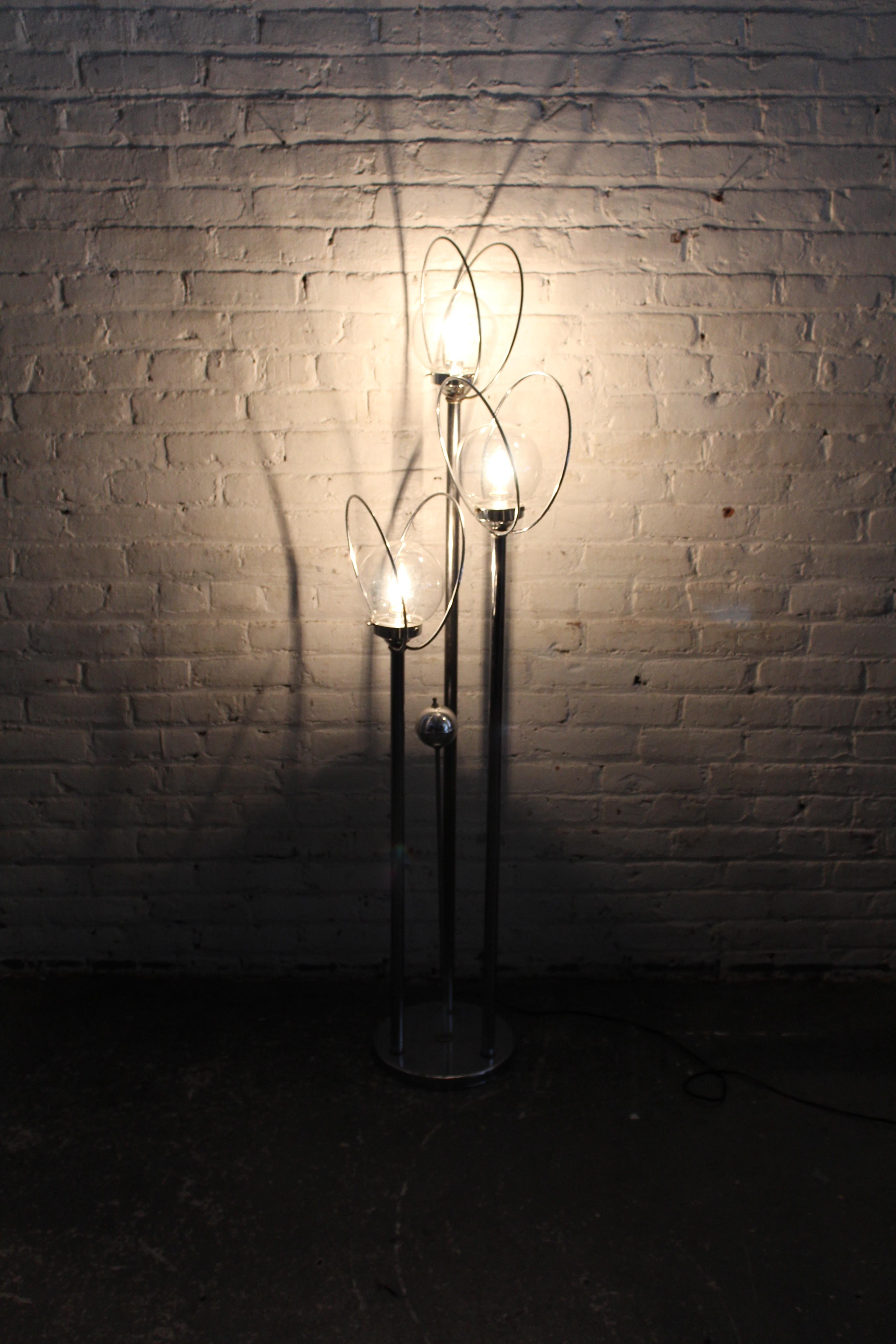 Mid-Century Modern Chrome Orb Floor Lamp In Good Condition For Sale In Brooklyn, NY