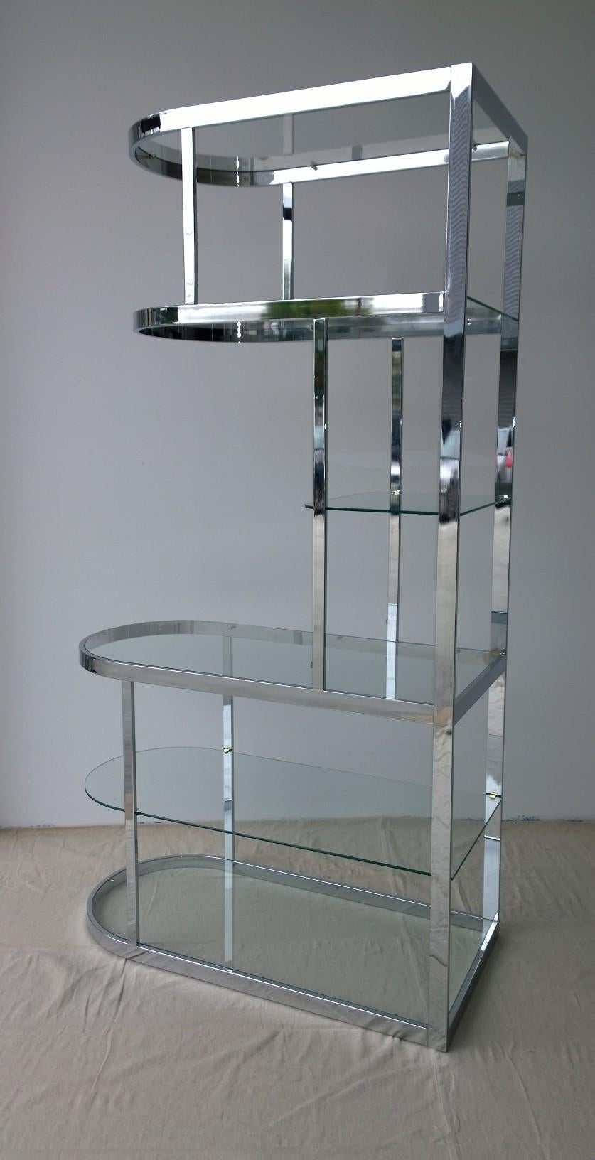 DIA 6 Glass Shelf Chromed Metal Frame with Brass Supports Curved Front Étagère For Sale 1