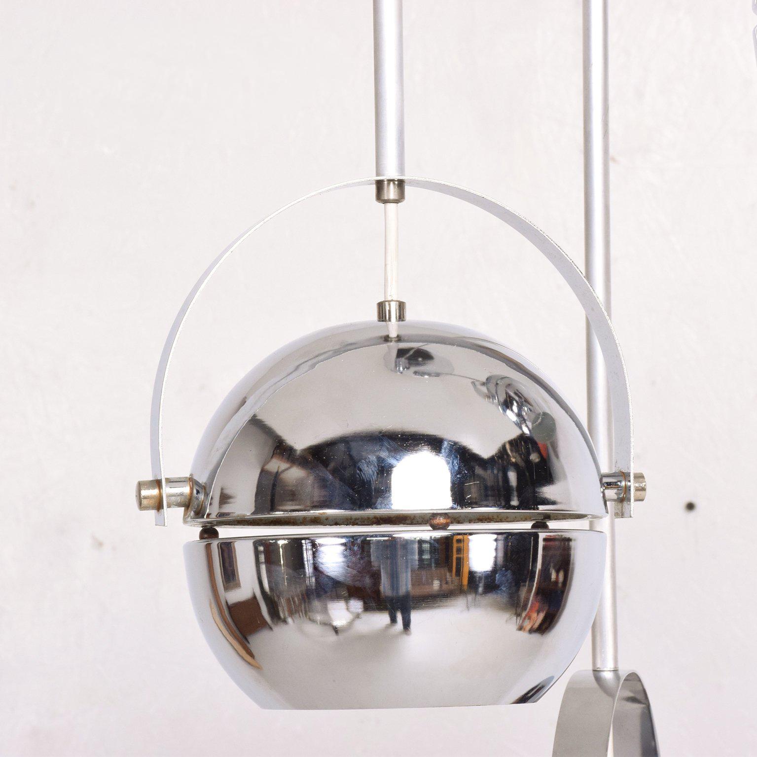 For your consideration a Mid-Century Modern pendant light.
Chrome-plated spheres.
40