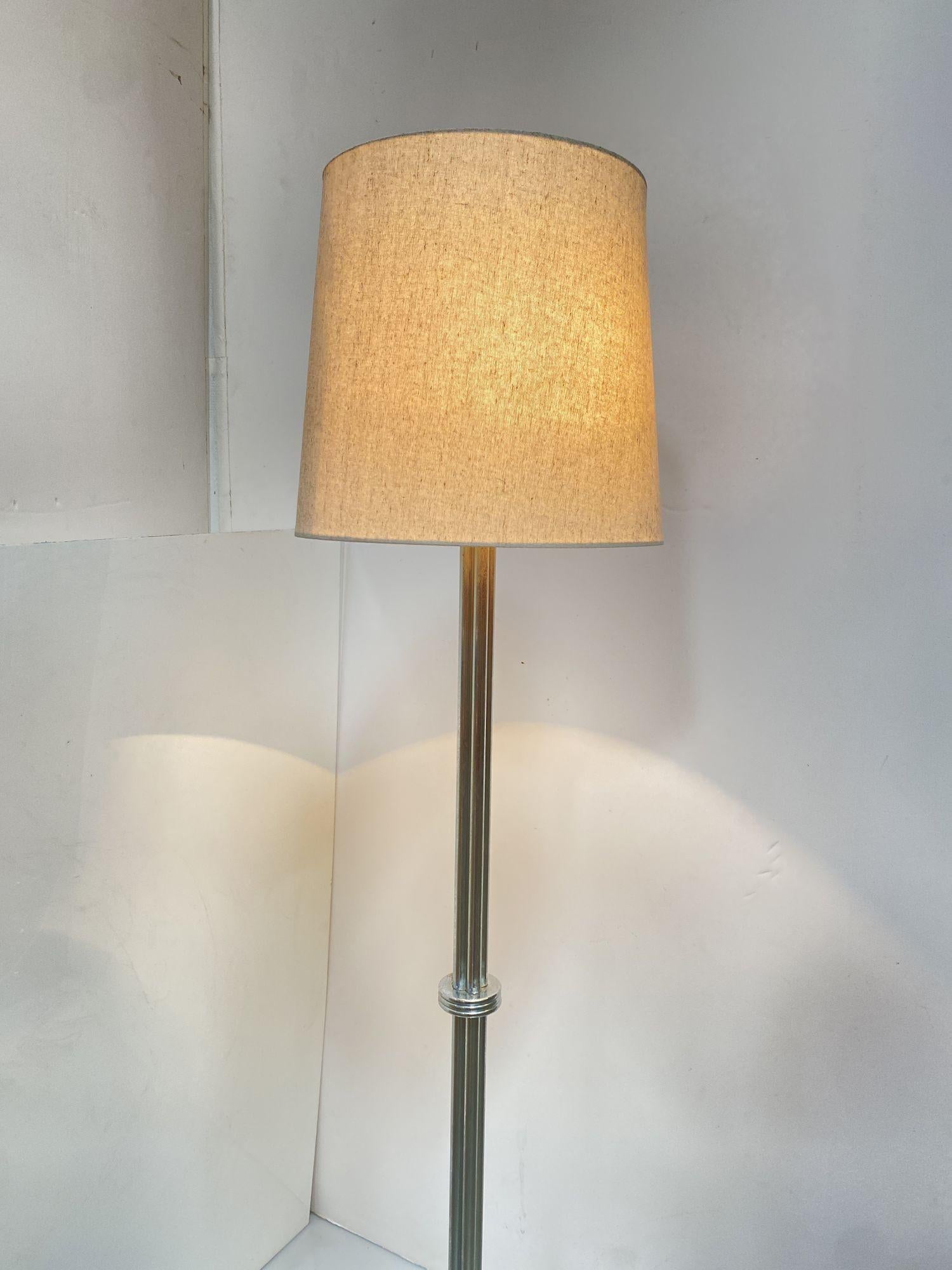 Mid-Century Modern Chrome Polish Rod Floor Lamp In Excellent Condition For Sale In Van Nuys, CA