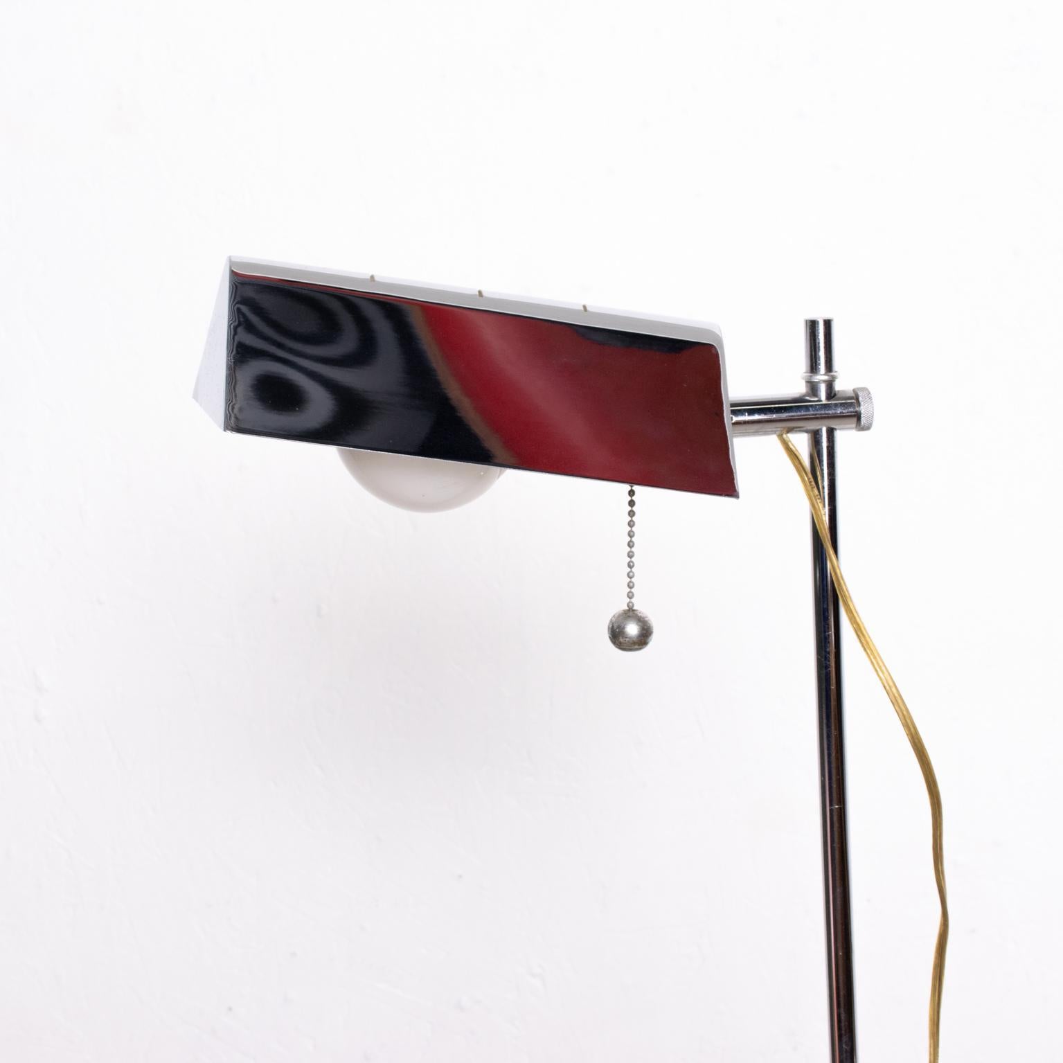 AMBIANIC offers
Mid-century modern floor lamp in chrome. 
Unmarked USA 1980s.
In the style of Koch Lowy.
Dimensions: 50