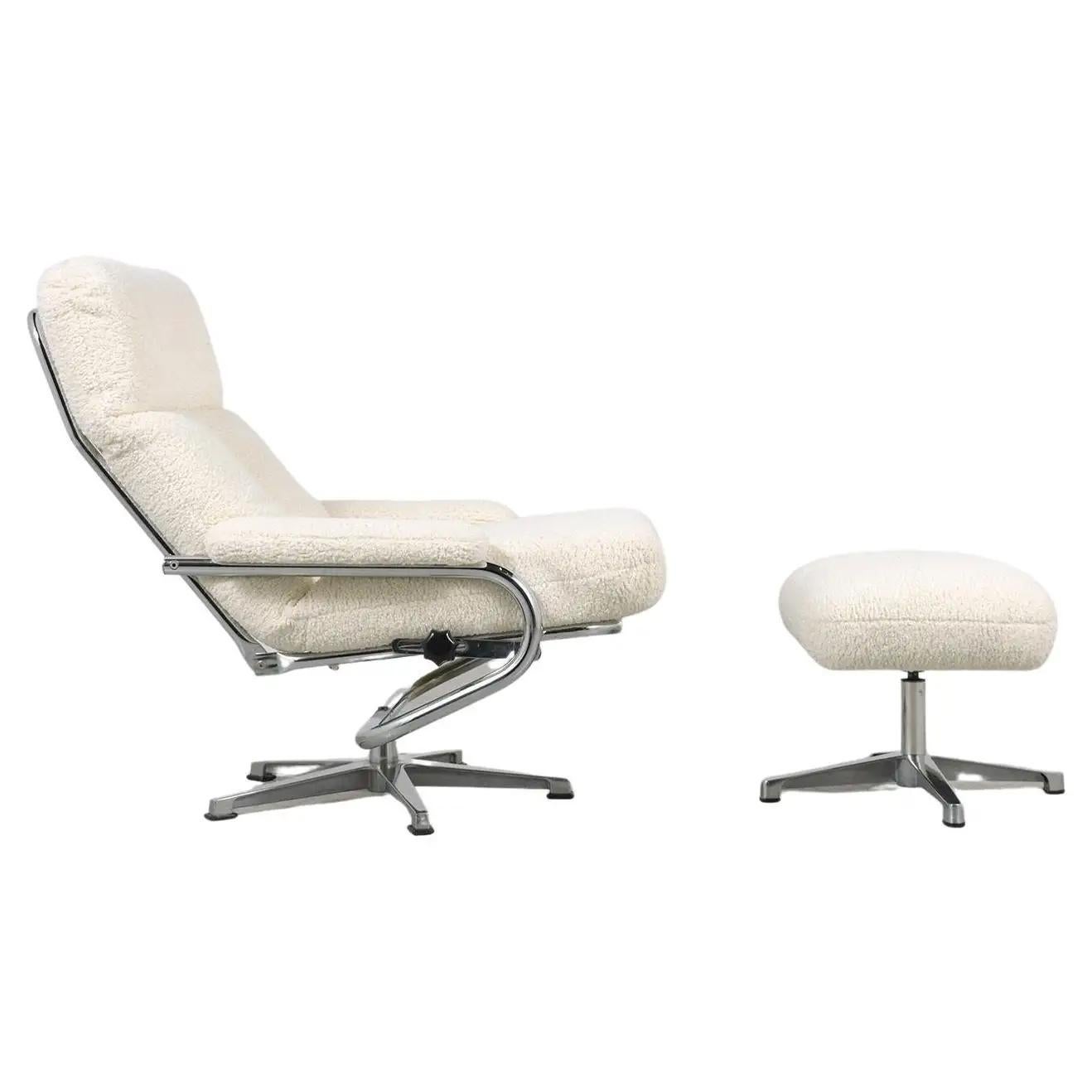 Entrez dans le monde élégant du design moderne du milieu du siècle avec notre ensemble chaise longue et pouf chromés, un témoignage de l'esthétique emblématique des années 1970 mélangée de manière transparente avec le confort contemporain. Fabriqué