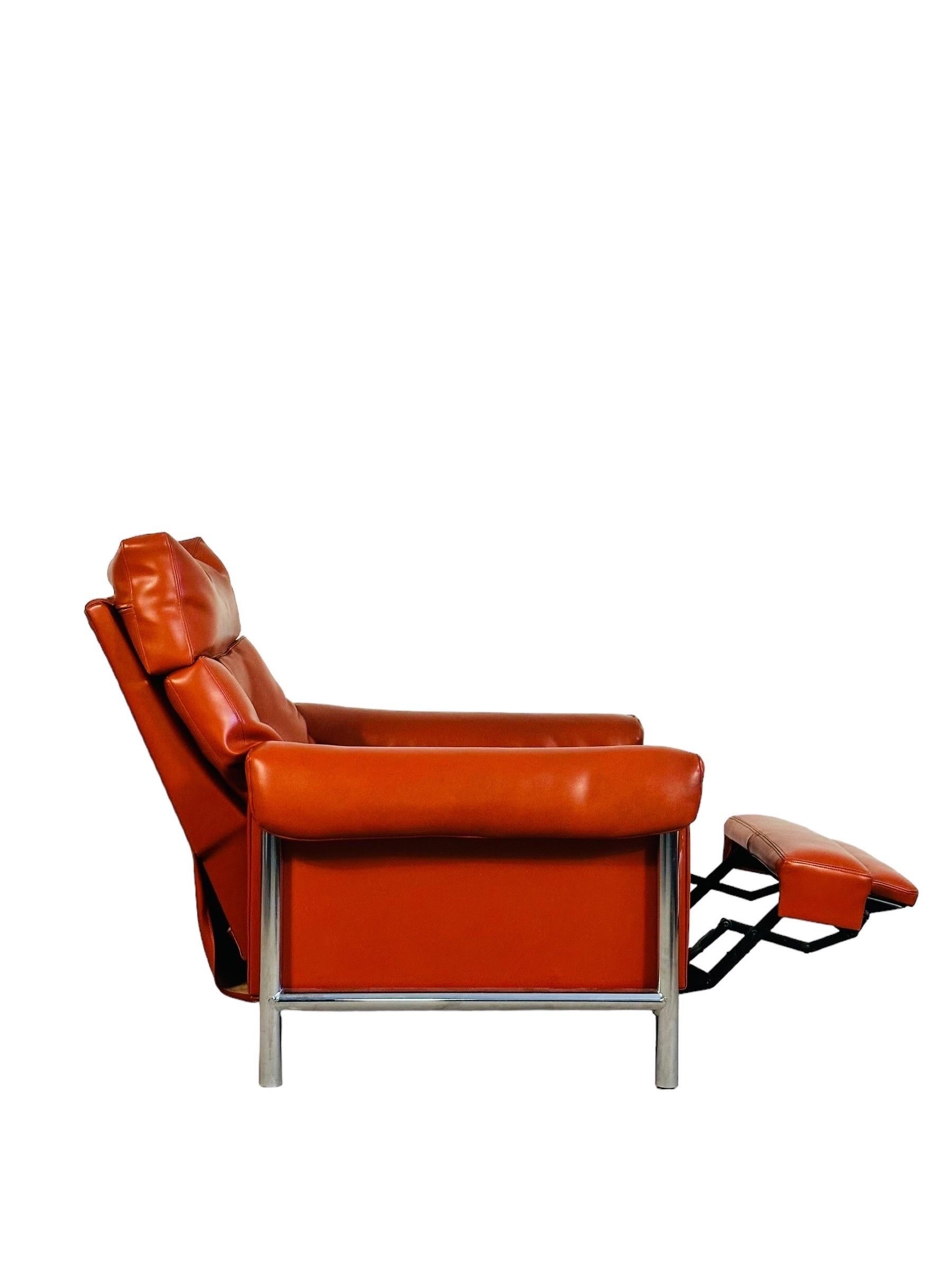 Mid Century Modern Chrome Recliner Lounge Chair In Good Condition For Sale In Brooklyn, NY