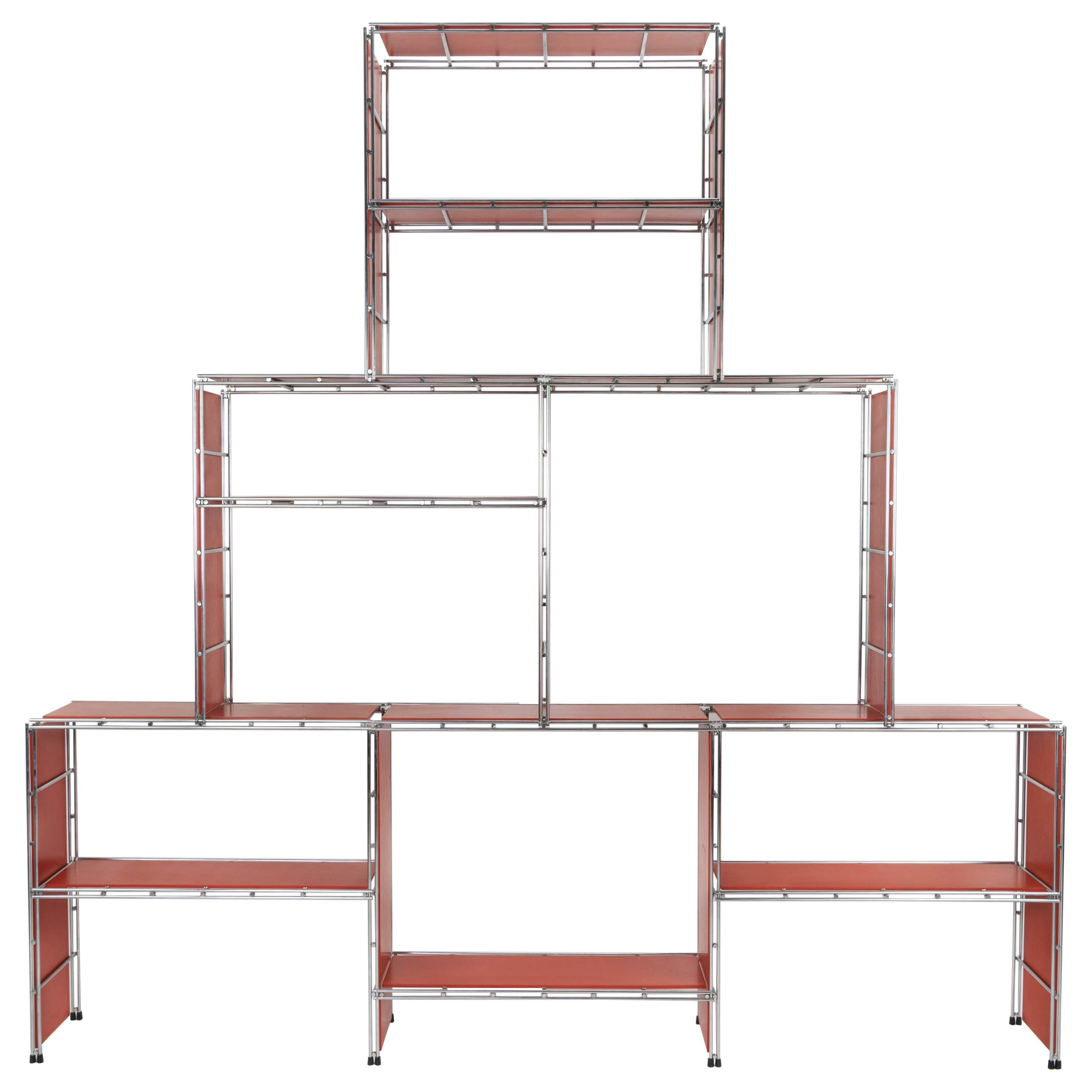 Étagère en bois laqué rouge "Multistrux Multimueble":: moderne du milieu du siècle:: en chrome &