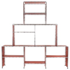 Étagère en bois laqué rouge "Multistrux Multimueble":: moderne du milieu du siècle:: en chrome &