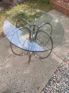 Mesa auxiliar de aro cromada moderna de mediados de siglo a la manera de Milo Baughman