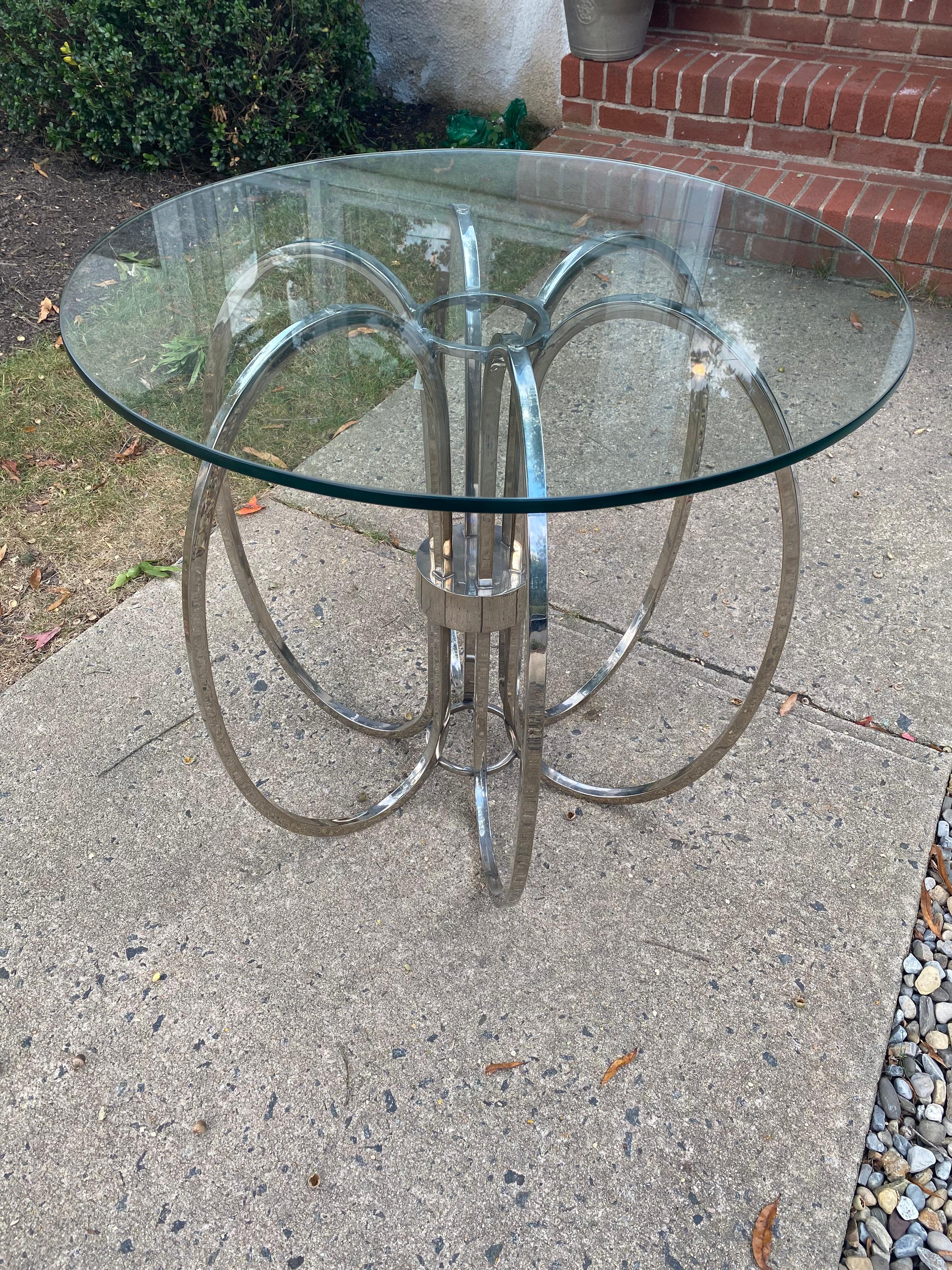 Mid Century Modern Chrome Ring Side Table in Manner of Milo Baughman in vendita 1