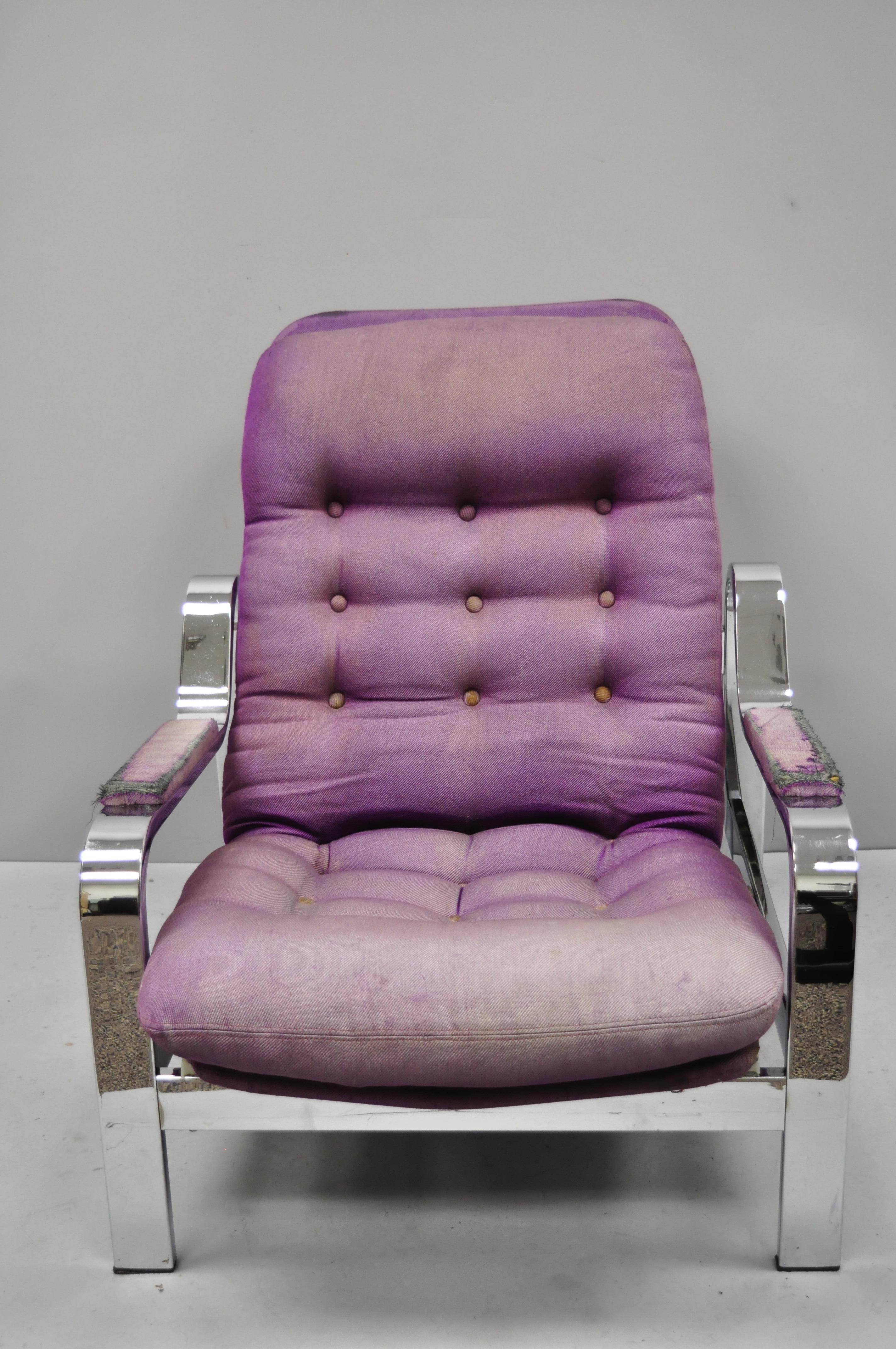 Vintage Mid-Century Modern chrome Selig recliner lounge chair after Milo Baughman. Cet article se caractérise par un cadre inclinable chromé élégant, des accoudoirs rembourrés, un très bel article vintage, un style et une forme remarquables, vers