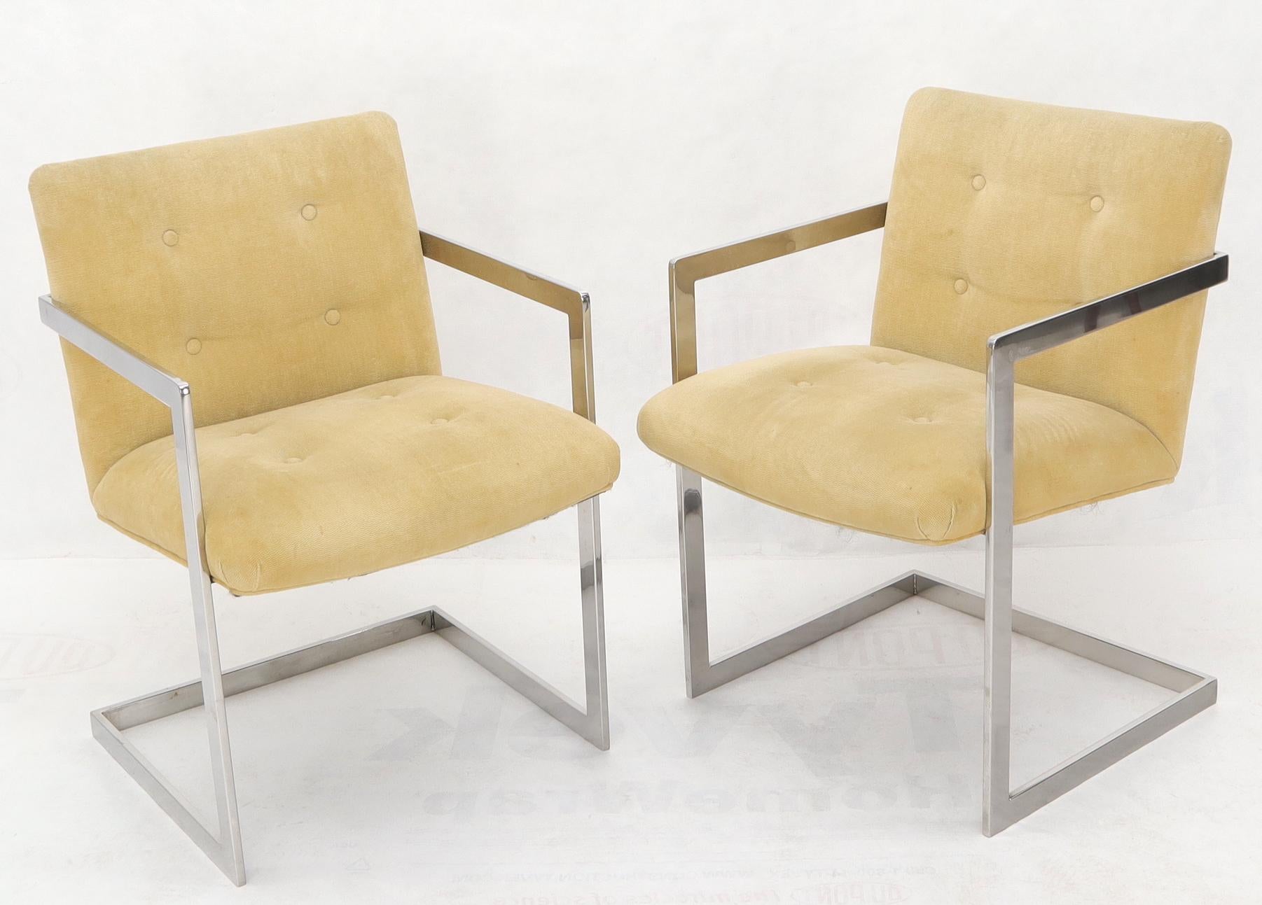 Milo Baughman zugeschriebenes Ess- oder Konferenzzimmer-Set, bestehend aus 8 verchromten gepolsterten Stühlen und einem quadratischen 60x60 Esstisch. Die Stühle sind mit einem hellgoldenen bis kamelgelben Wildlederstoff bezogen.