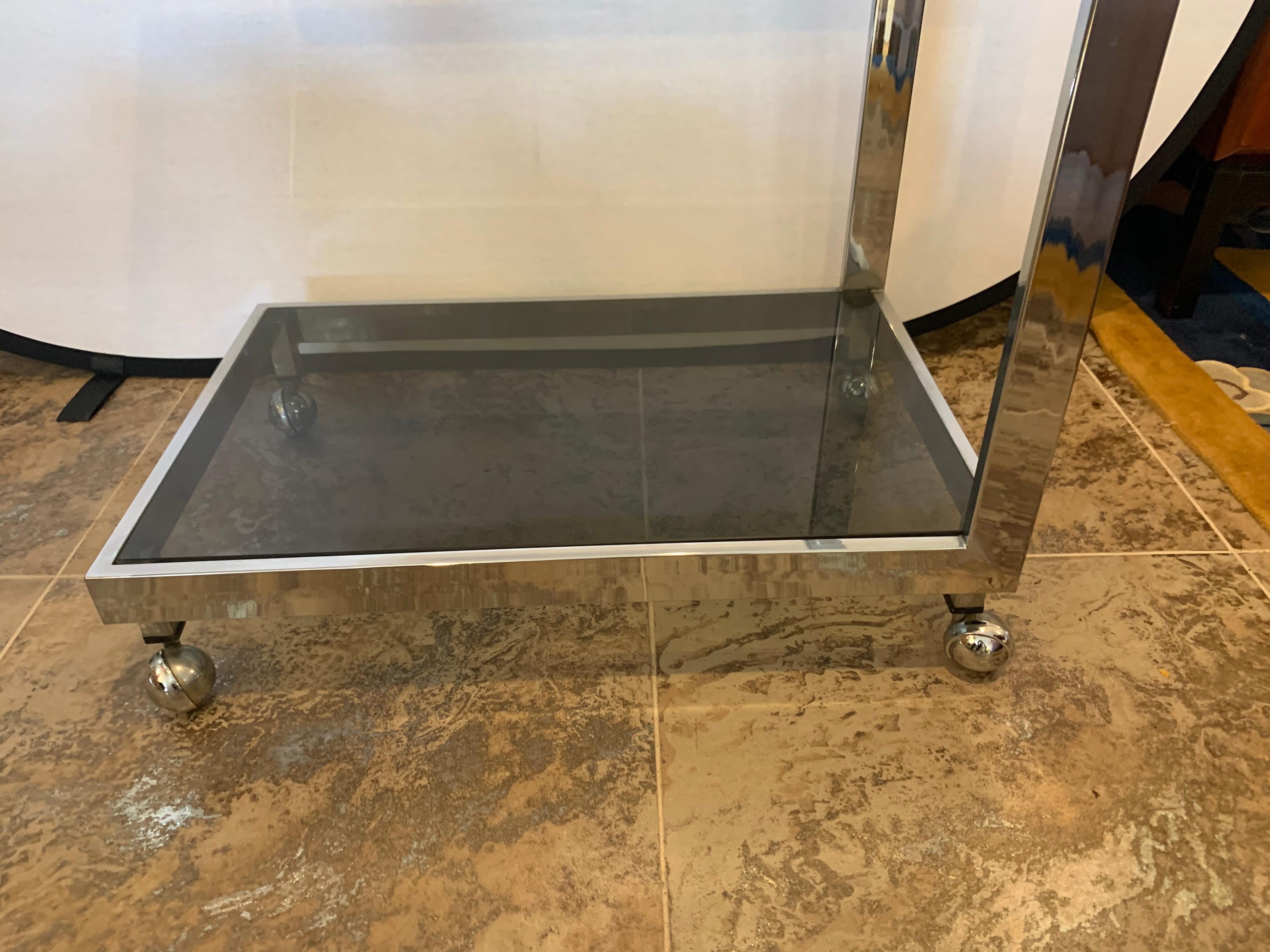 Mid-Century Modern Chrome & Smoked Glass 2-Tier Rolling Bar Cart Trolley Dry Bar In Good Condition In West Hartford, CT