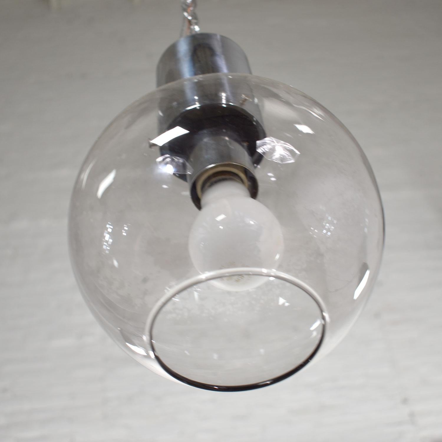 Lampe à suspension moderne mi-siècle en chrome et verre fumé avec chaîne chromée en forme de globe en vente 4