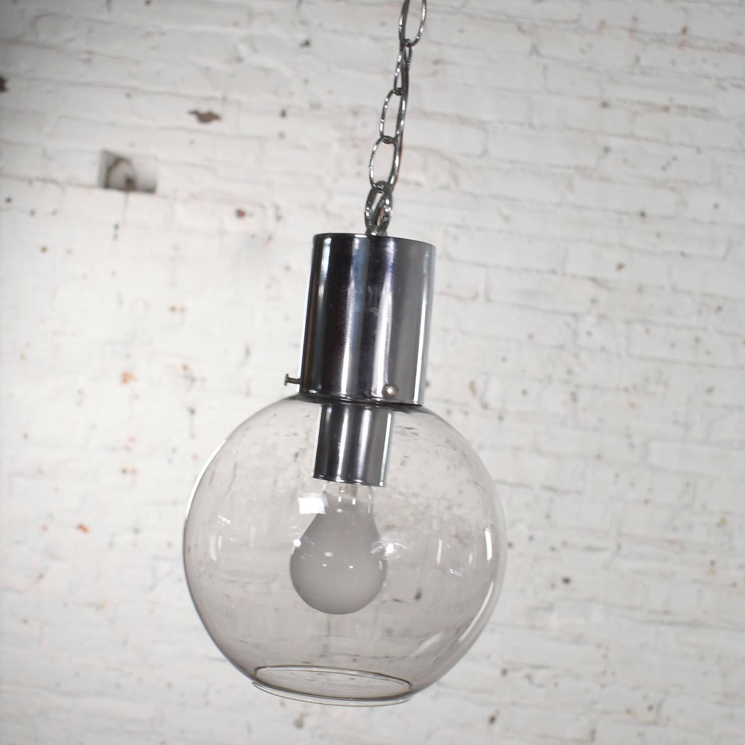 Lampe à suspension moderne mi-siècle en chrome et verre fumé avec chaîne chromée en forme de globe en vente 5