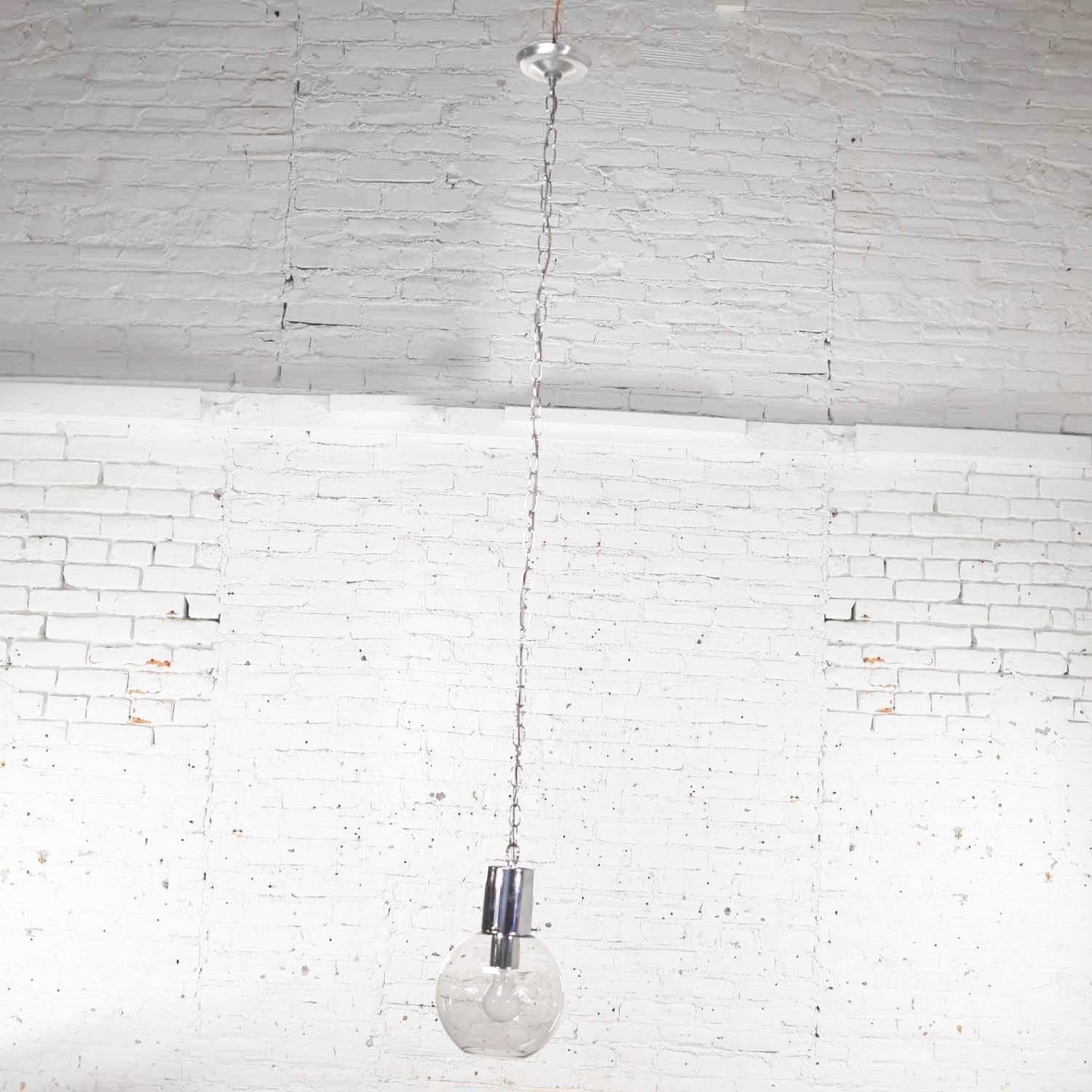 Lampe à suspension moderne mi-siècle en chrome et verre fumé avec chaîne chromée en forme de globe en vente 6