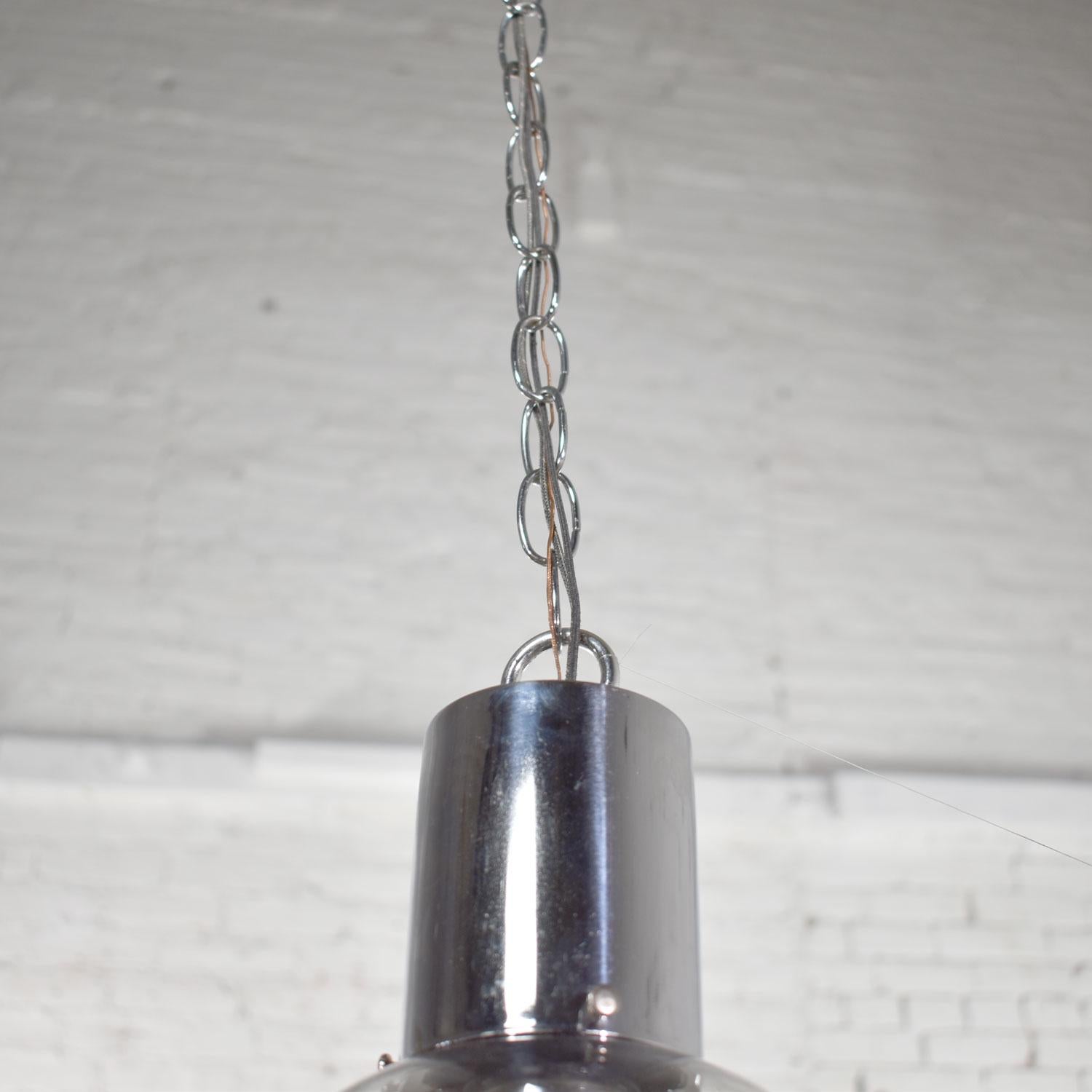 Lampe à suspension moderne mi-siècle en chrome et verre fumé avec chaîne chromée en forme de globe en vente 7