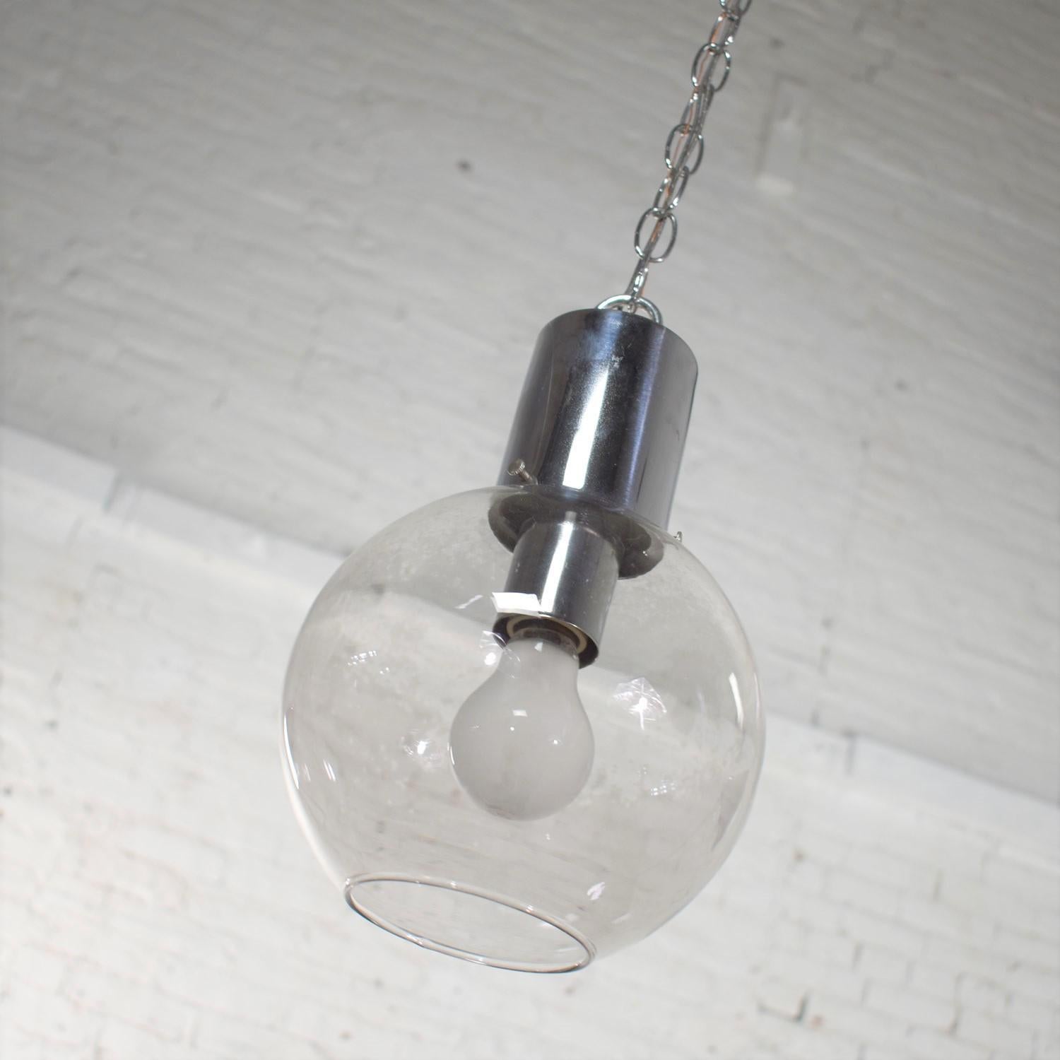 Mid-Century Modern Lampe à suspension moderne mi-siècle en chrome et verre fumé avec chaîne chromée en forme de globe en vente