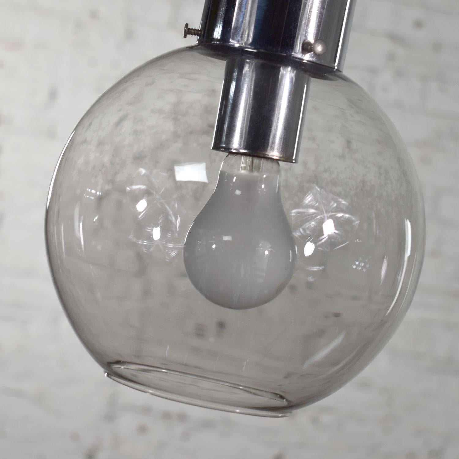Lampe à suspension moderne mi-siècle en chrome et verre fumé avec chaîne chromée en forme de globe Bon état - En vente à Topeka, KS