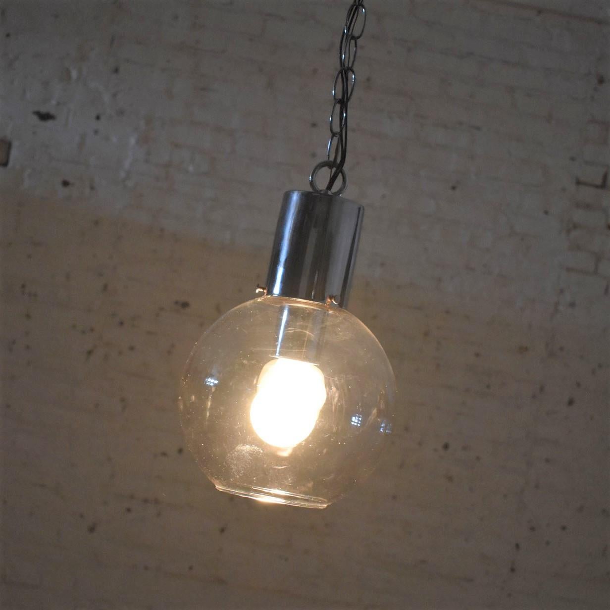 20ième siècle Lampe à suspension moderne mi-siècle en chrome et verre fumé avec chaîne chromée en forme de globe en vente