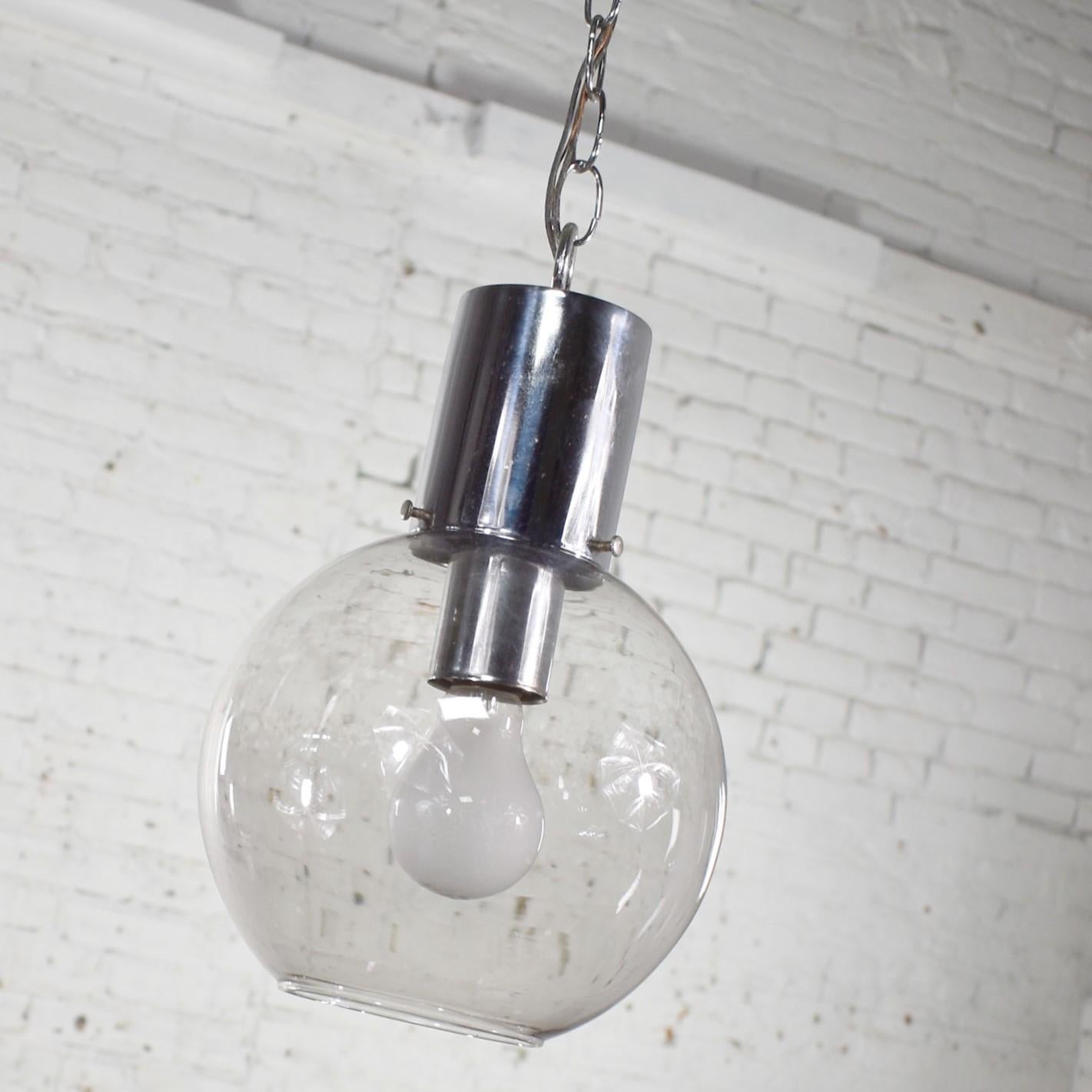 Lampe à suspension moderne mi-siècle en chrome et verre fumé avec chaîne chromée en forme de globe en vente 1