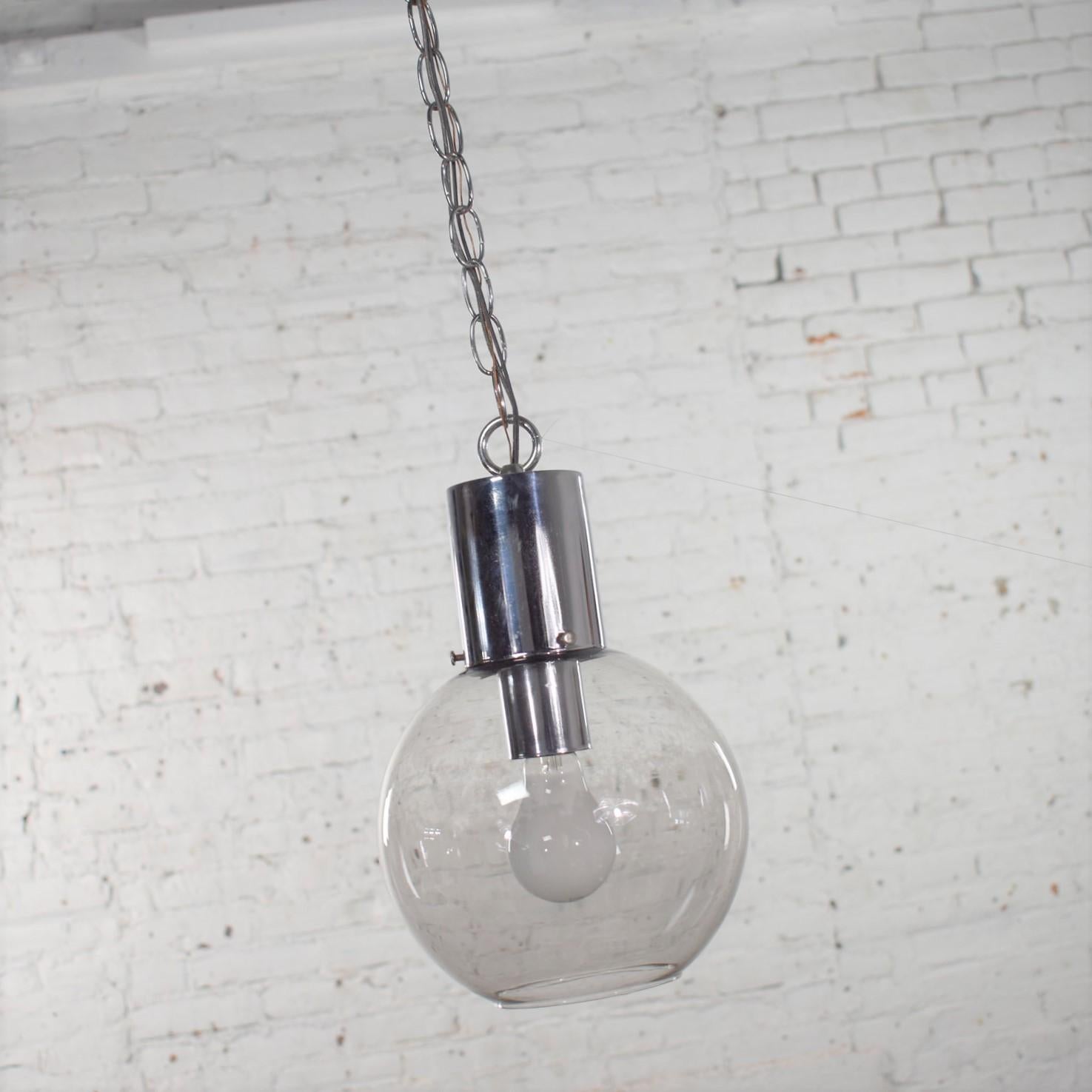 Lampe à suspension moderne mi-siècle en chrome et verre fumé avec chaîne chromée en forme de globe en vente 2