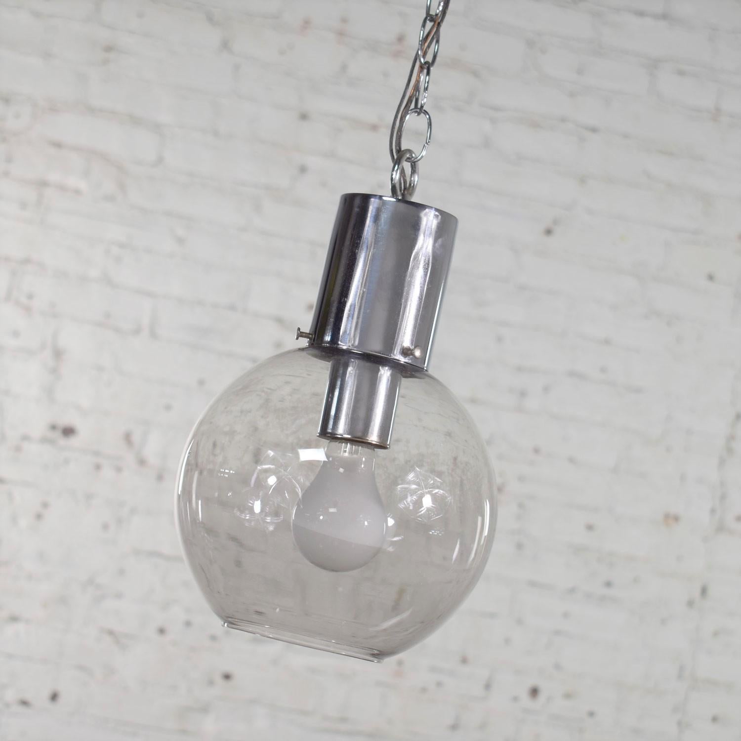Lampe à suspension moderne mi-siècle en chrome et verre fumé avec chaîne chromée en forme de globe en vente 3