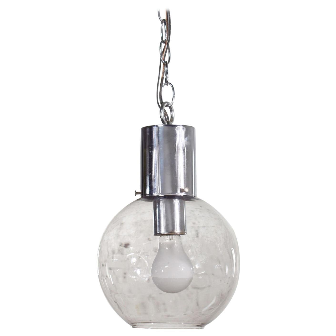 Lampe à suspension moderne mi-siècle en chrome et verre fumé avec chaîne chromée en forme de globe en vente