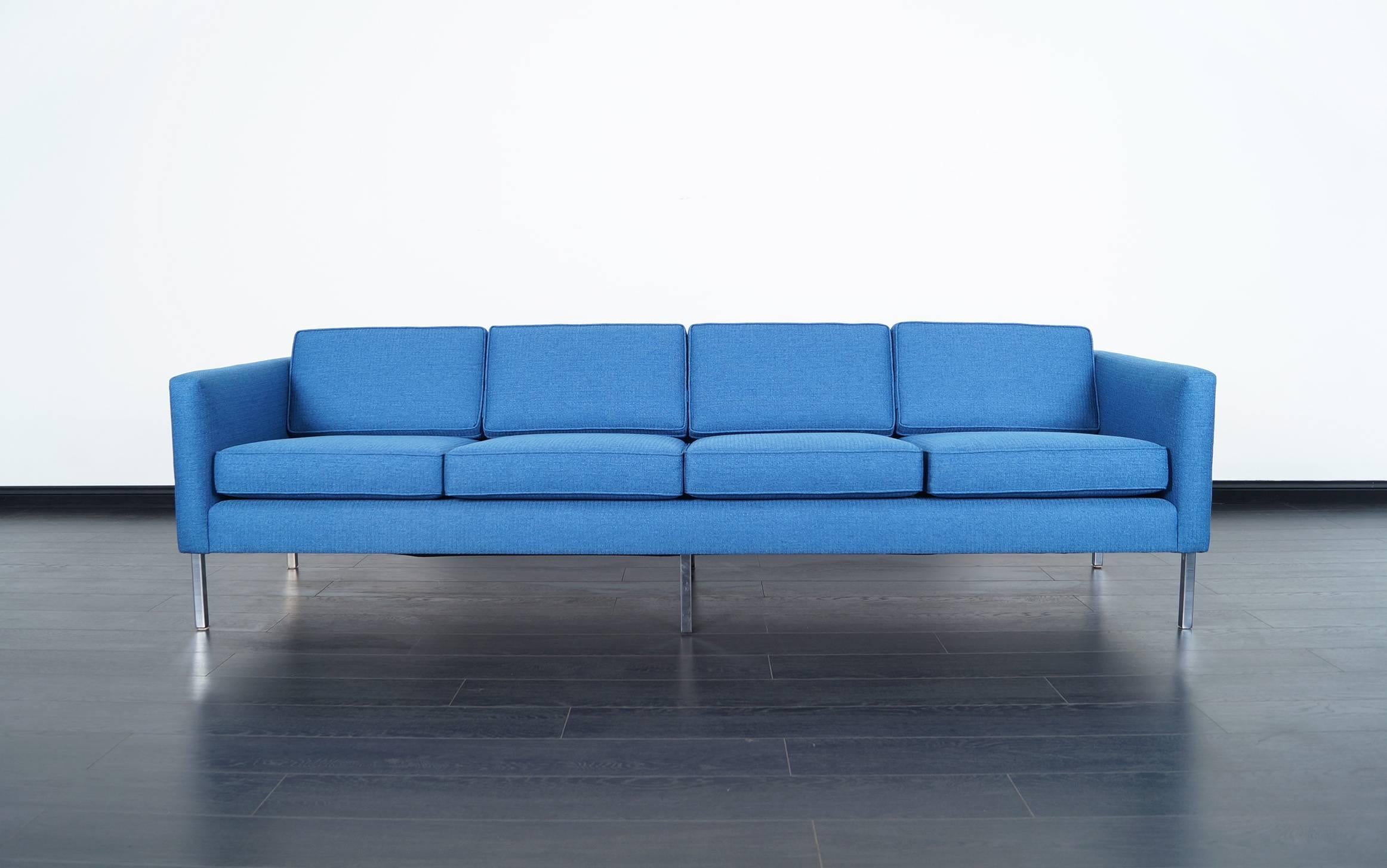 Modernes Chrom-Sofa aus der Mitte des Jahrhunderts in der Art von Harvey Probber im Zustand „Hervorragend“ im Angebot in North Hollywood, CA