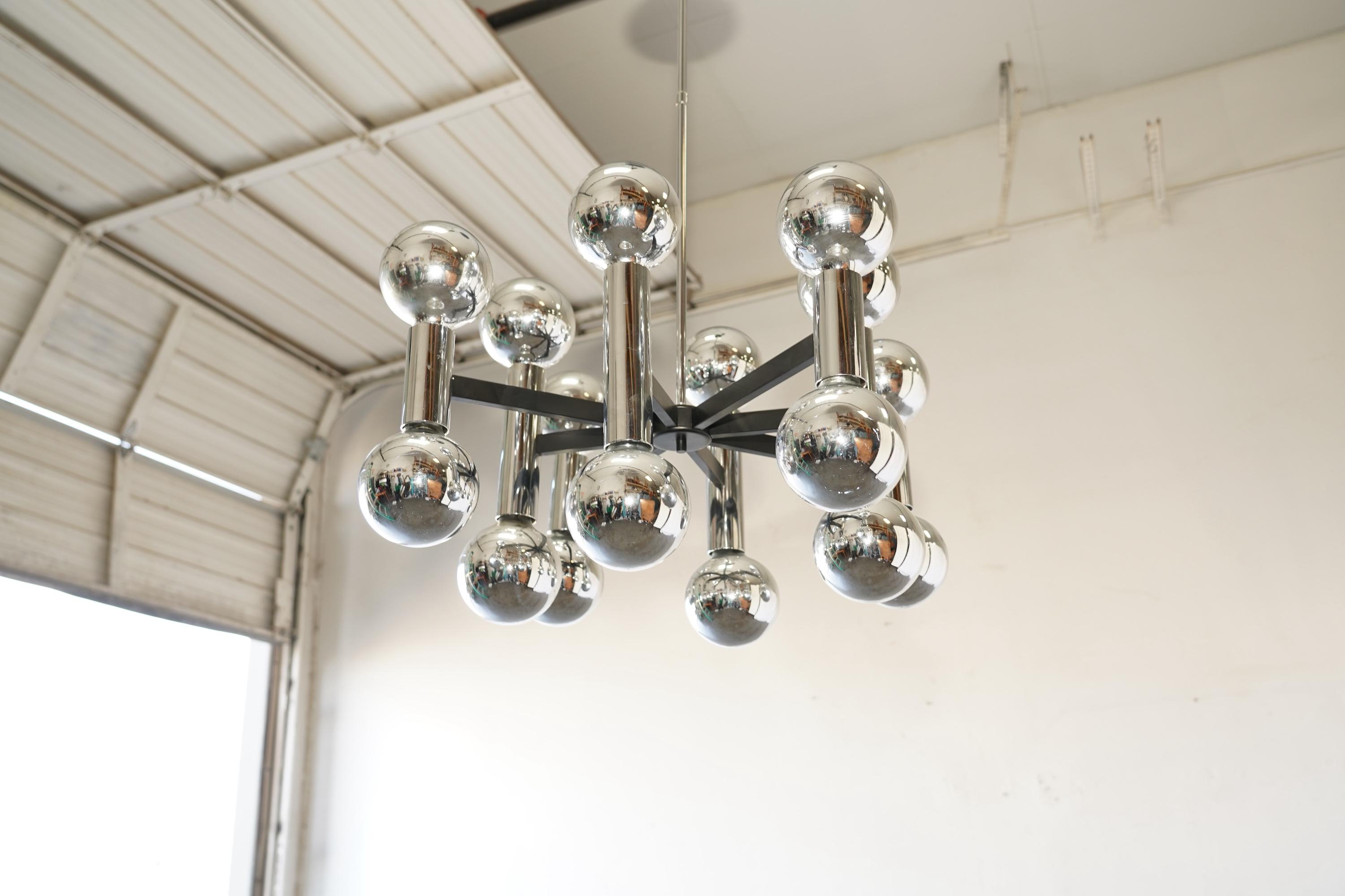 Lampadario Space A Space Chrome di metà secolo con 16 luci, anni Settanta
Lampadario moderno di metà secolo con un audace design ispirato allo Sputnik e sedici lampade a sfera cromate. Le sfere cromate lucide si irradiano da un fulcro centrale su