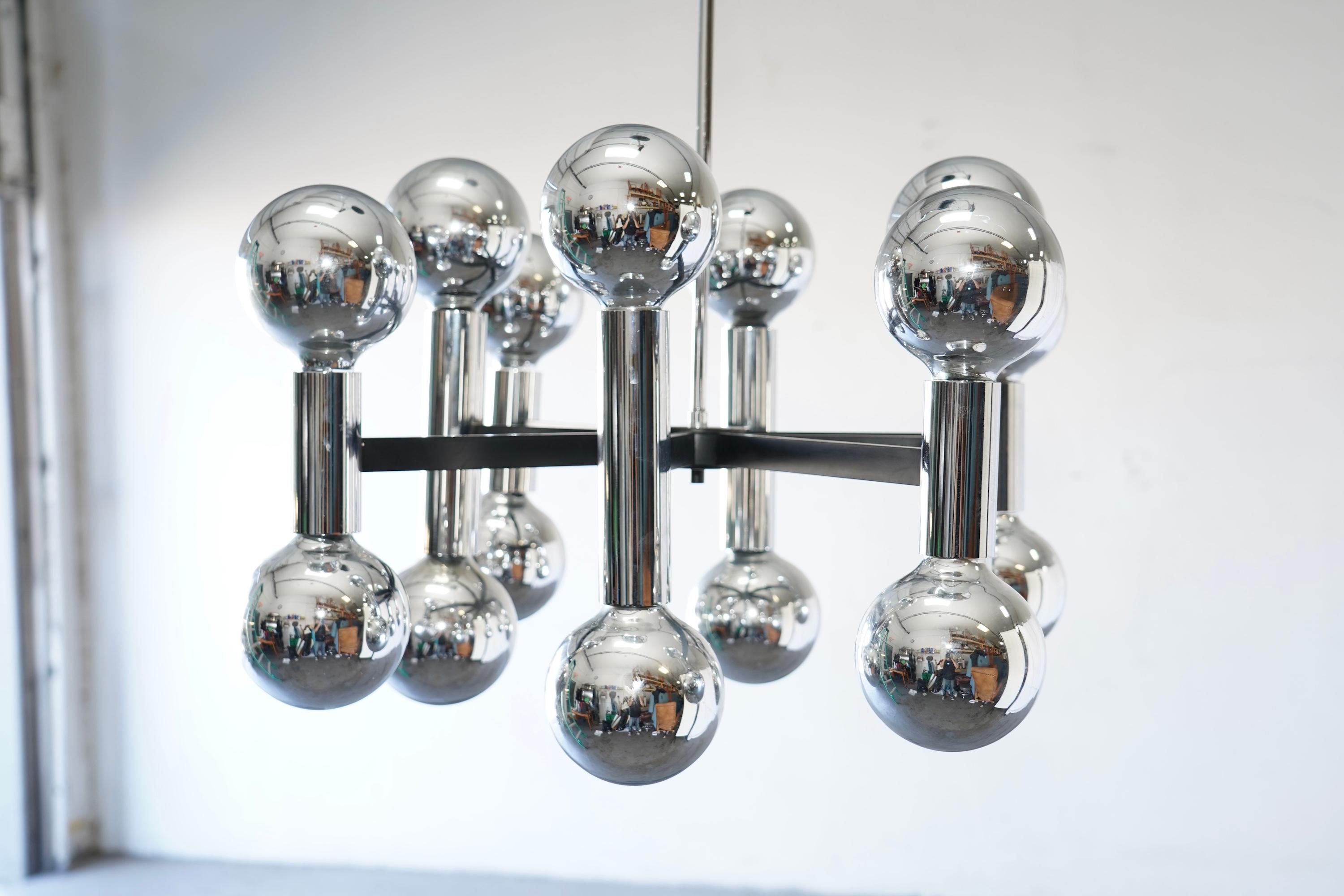 Space Age Lampadario Space A Space Chrome di metà secolo con 16 luci, anni Settanta in vendita