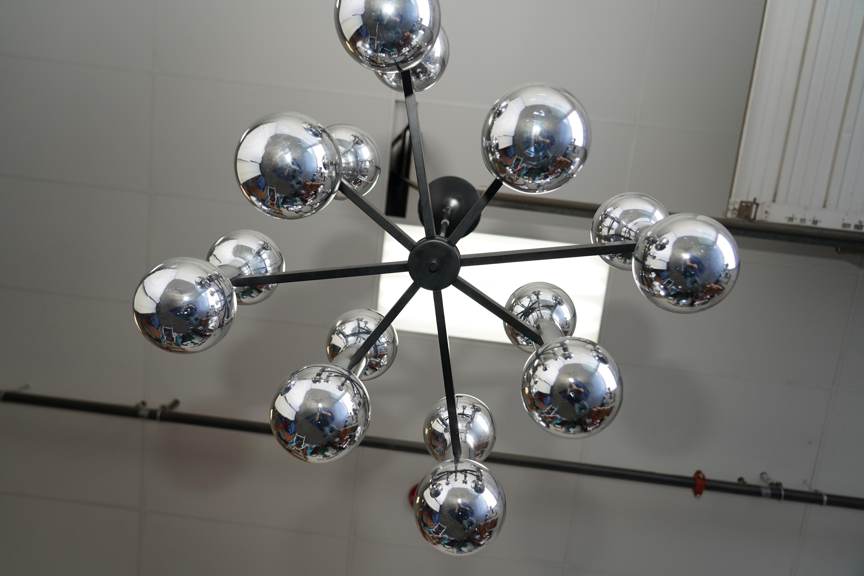 Cromo Lampadario Space A Space Chrome di metà secolo con 16 luci, anni Settanta in vendita