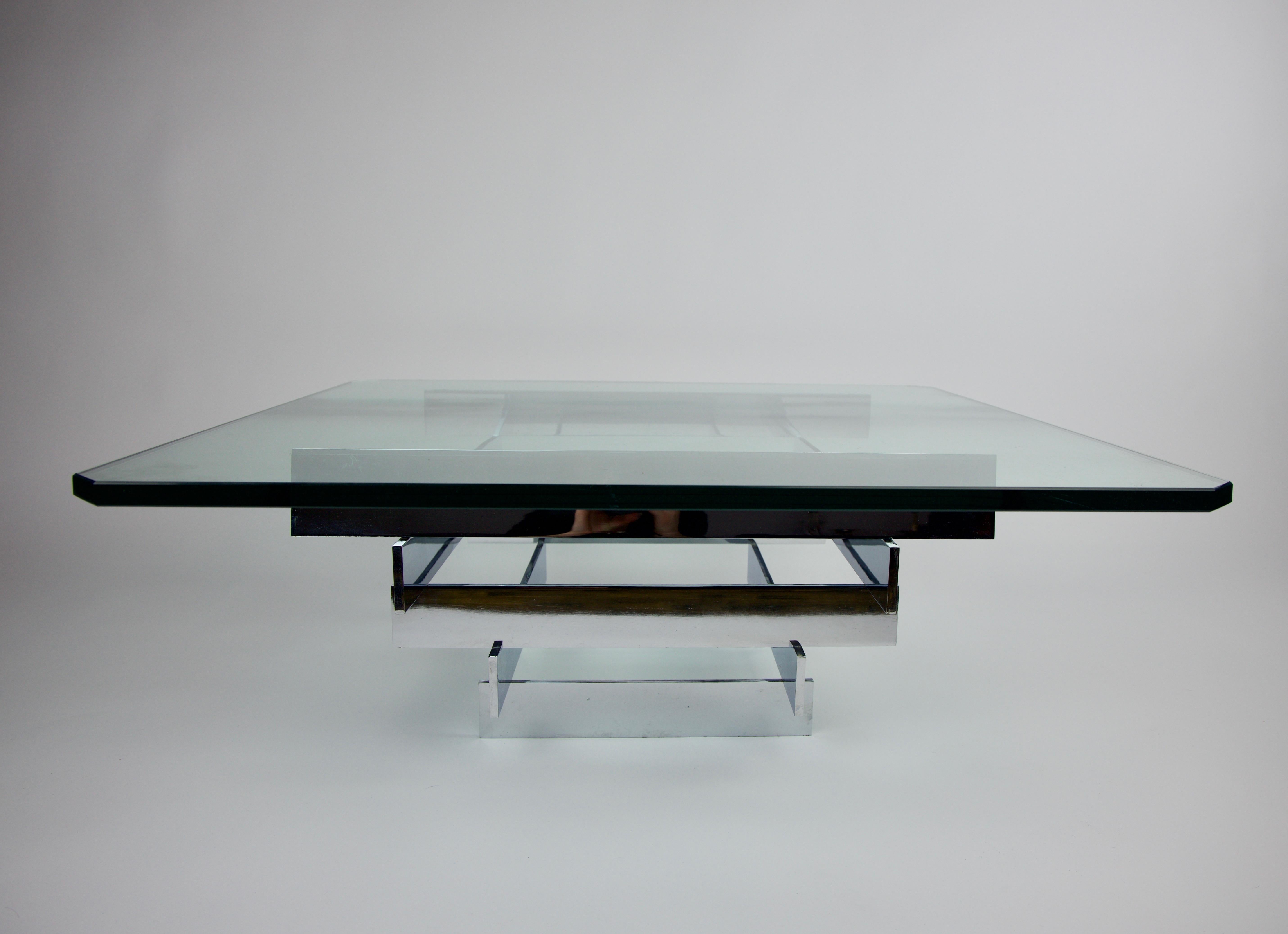 Base de table basse empilée chromée Paul Mayen pour Habitat International
Table architecturale au design minimaliste similaire à celle de Paul Evans. Base robuste composée de 3 niveaux de pièces chromées empilées en forme de carré avec une pièce de