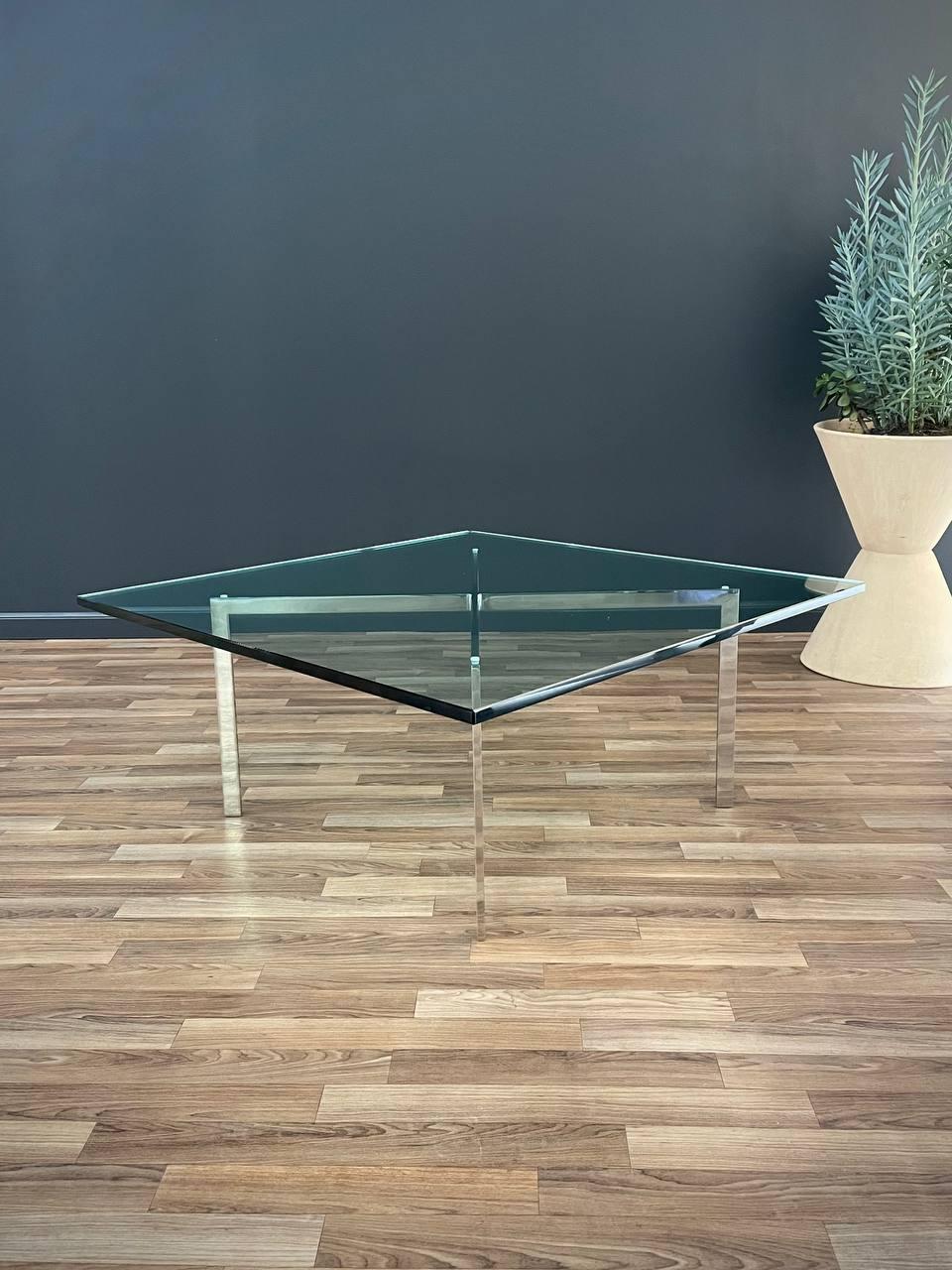 Américain Table basse en acier chromé et verre moderne du milieu du siècle dernier par Knoll en vente
