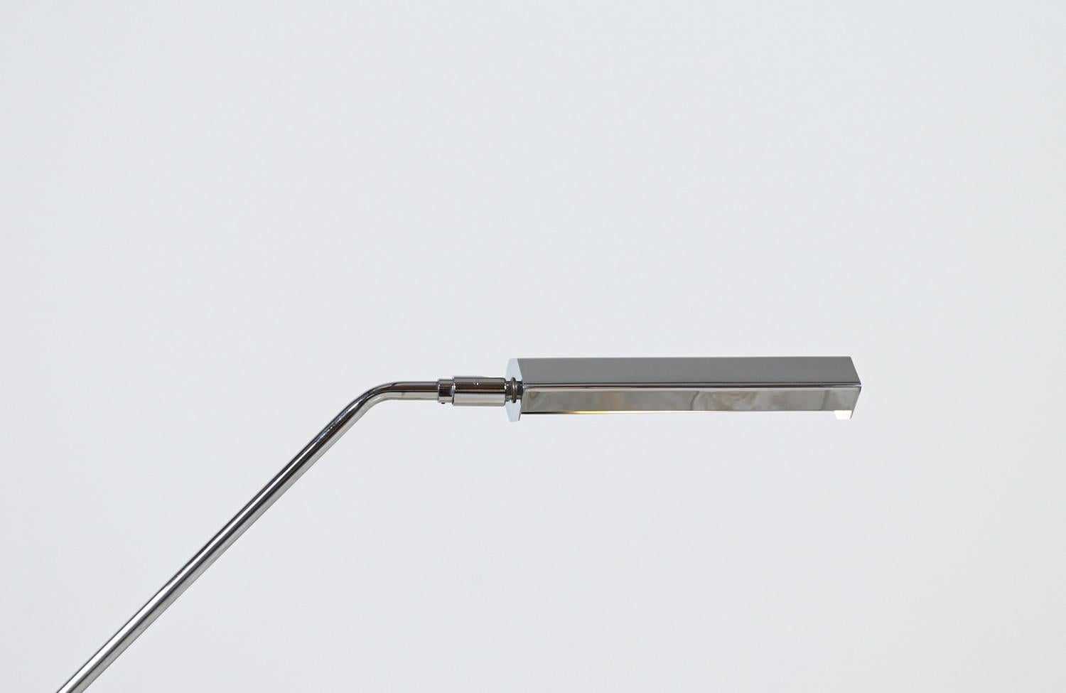 Expertly Restored - Mid-Century Modern Chrome Table Lamp by Koch & Lowy In Excellent Condition For Sale In Los Angeles, CA