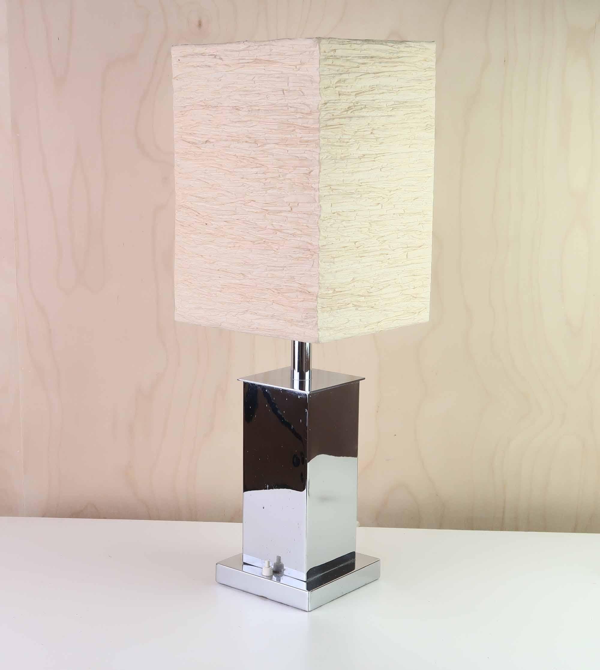 
Elegante lámpara de mesa cromada

Diseñador desconocido

Moderna pantalla incluida

Cableado según las normas británicas.

Envío gratuito al Reino Unido

 
 