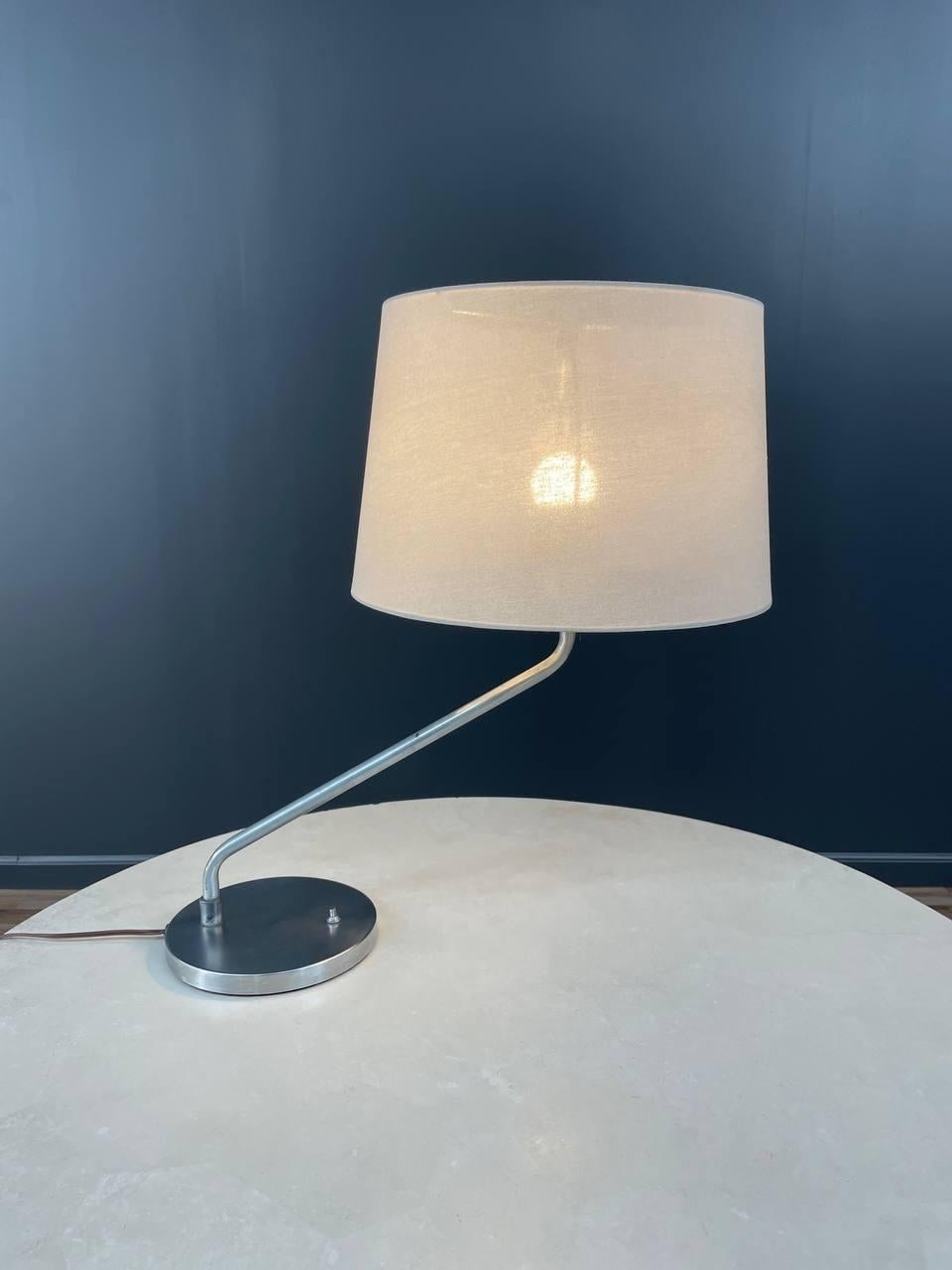 Condit : Nouveau câblage, nouvel abat-jour en lin. 

MATERIAL : Chrome, abat-jour en lin nouveau