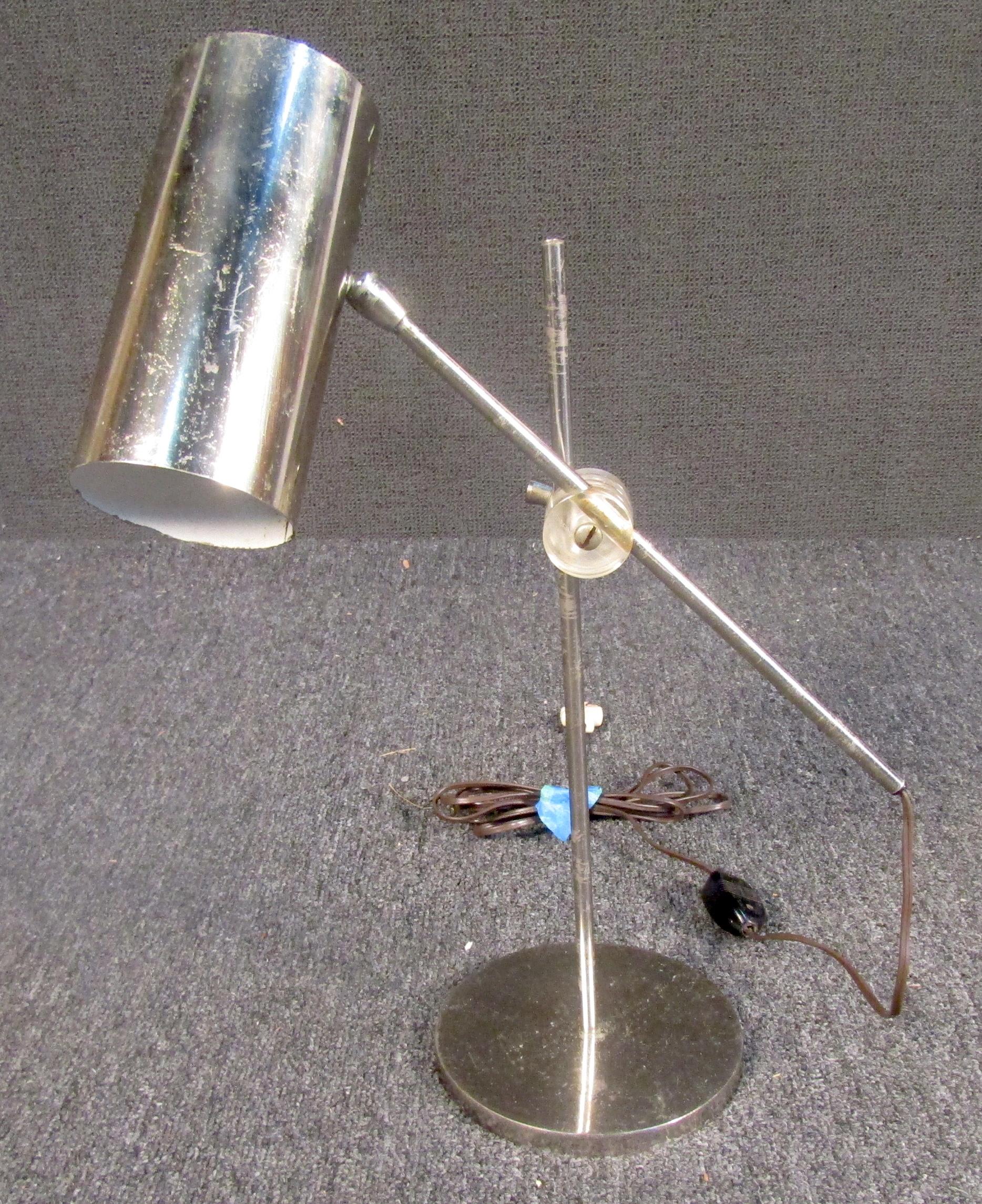 Magnifique lampe de bureau réglable vintage moderne avec finition chromée. Le design minimaliste et épuré de cette lampe en fait un bel ajout à tout espace de travail ou chambre à coucher.

Veuillez confirmer la localisation de l'objet auprès du