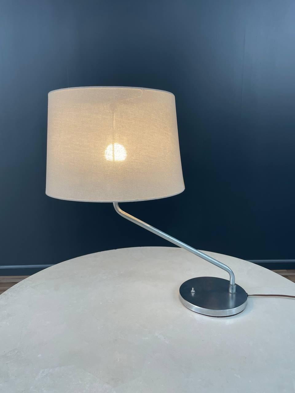 Mid-Century Modern Lampe de table en chrome The Moderns en vente