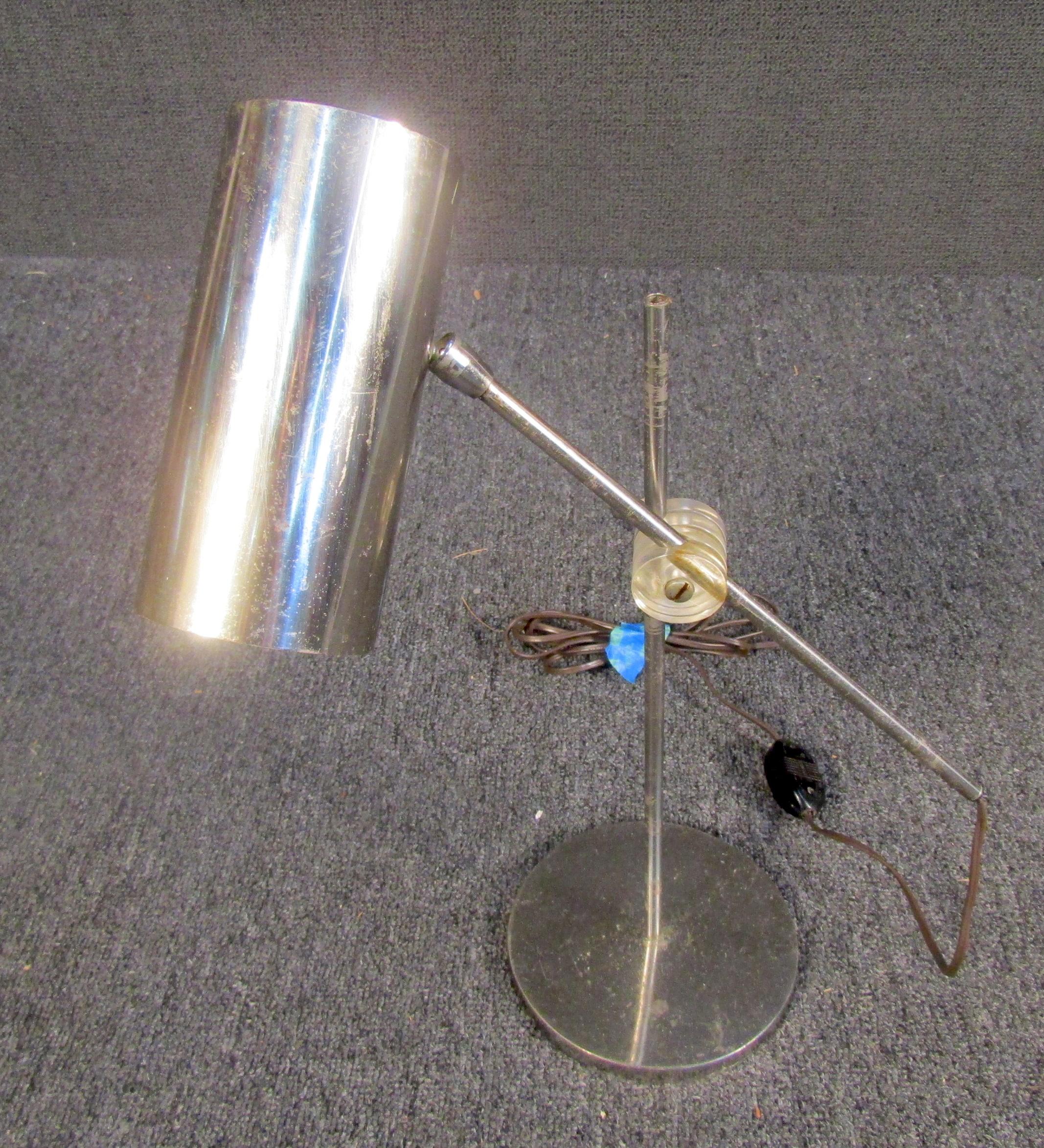 Mid-Century Modern Lampe de table en chrome The Moderns en vente