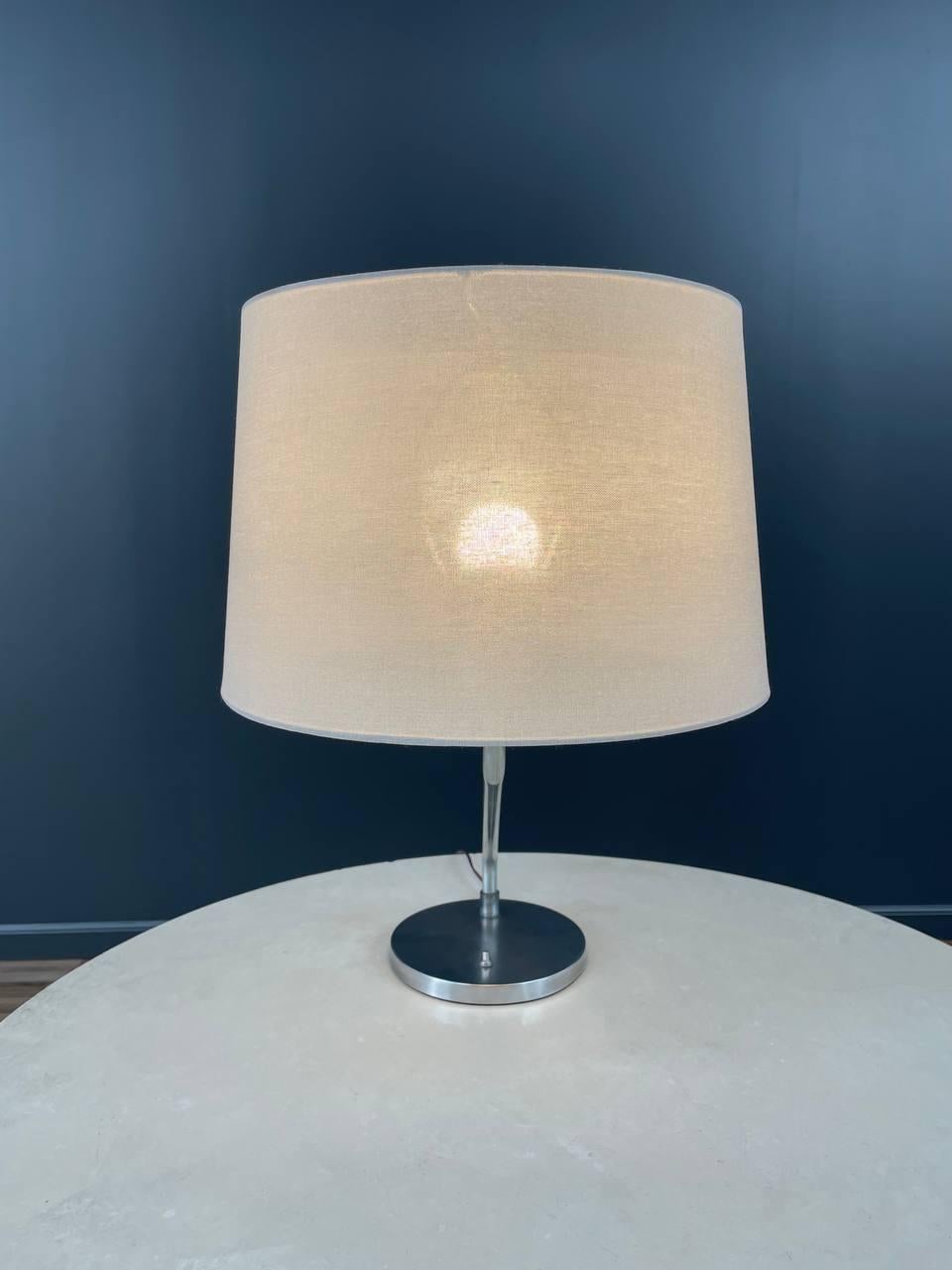 Américain Lampe de table en chrome The Moderns en vente