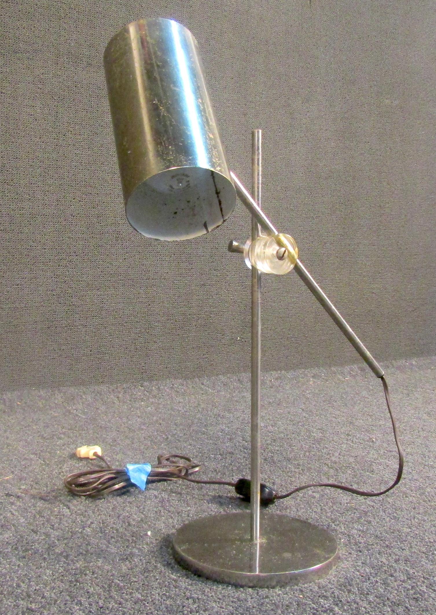 Milieu du XXe siècle Lampe de table en chrome The Moderns en vente