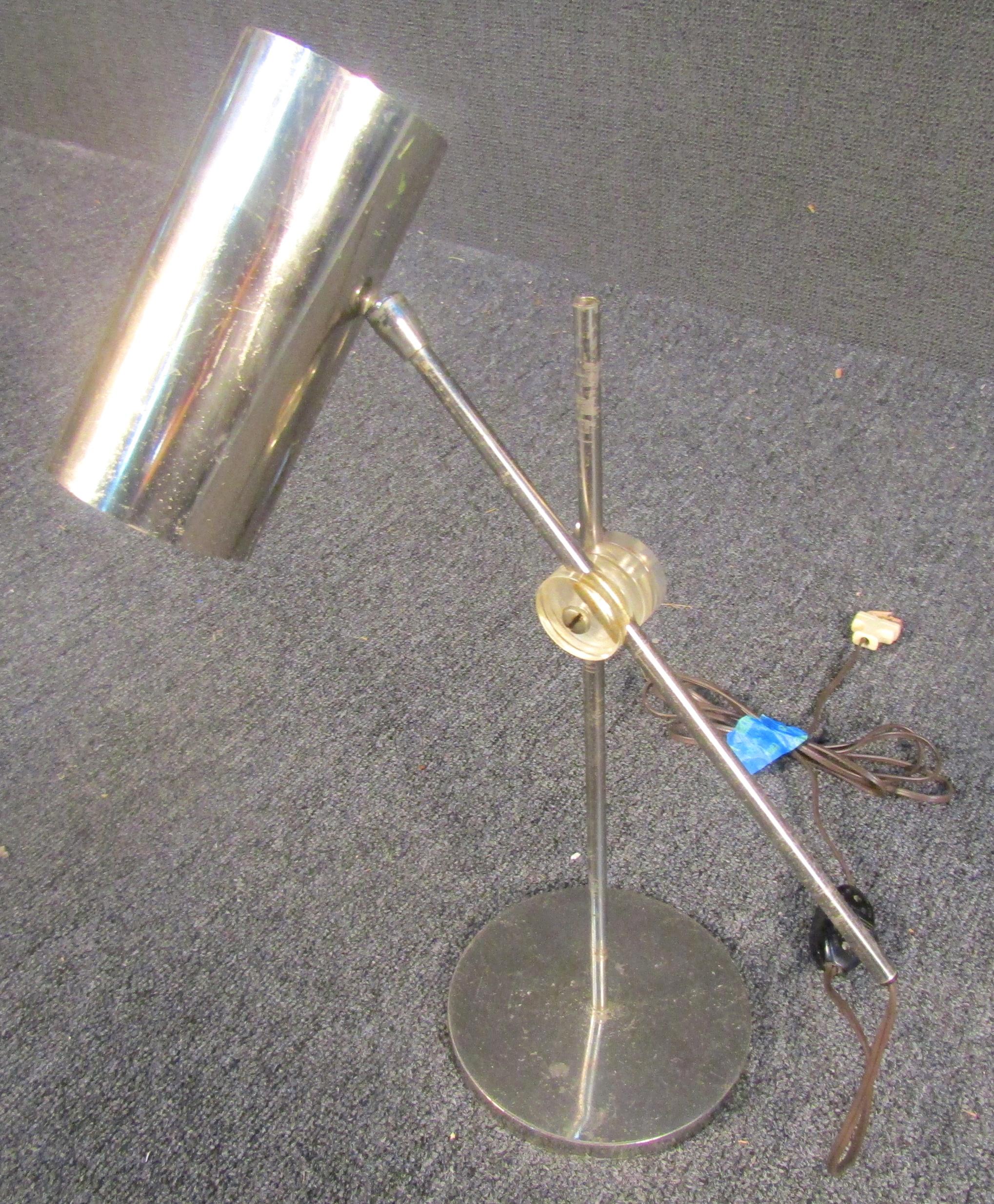 Lampe de table en chrome The Moderns en vente 1