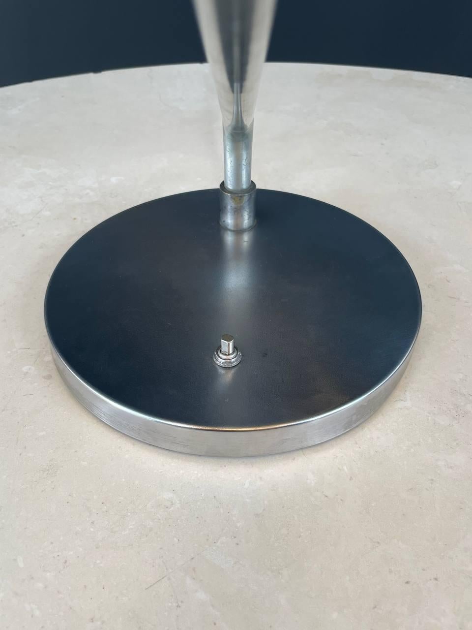 Lampe de table en chrome The Moderns en vente 1