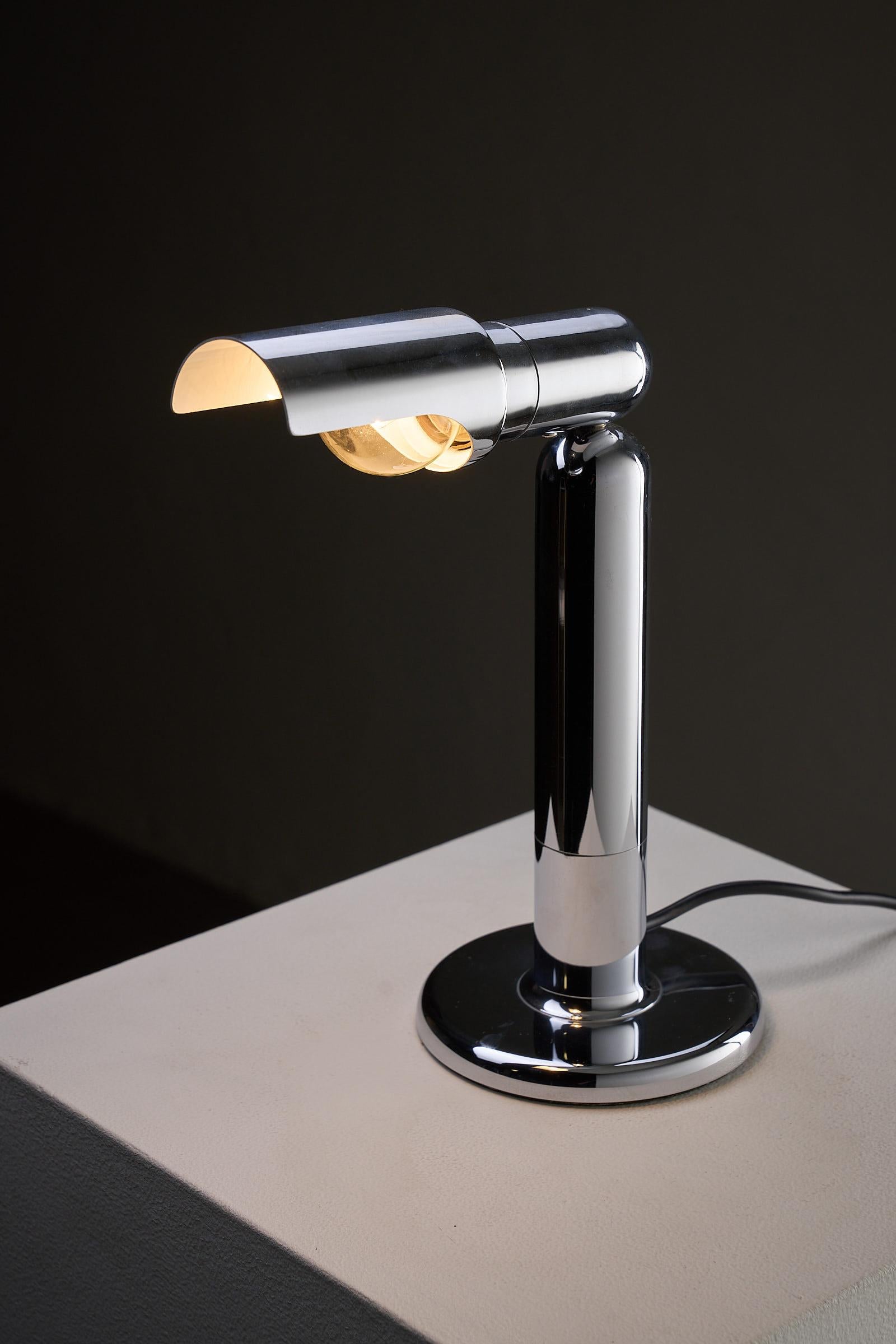 Ère spatiale Lampe de table chromée moderne du milieu du siècle, Model No No 7962 par Cosack en vente